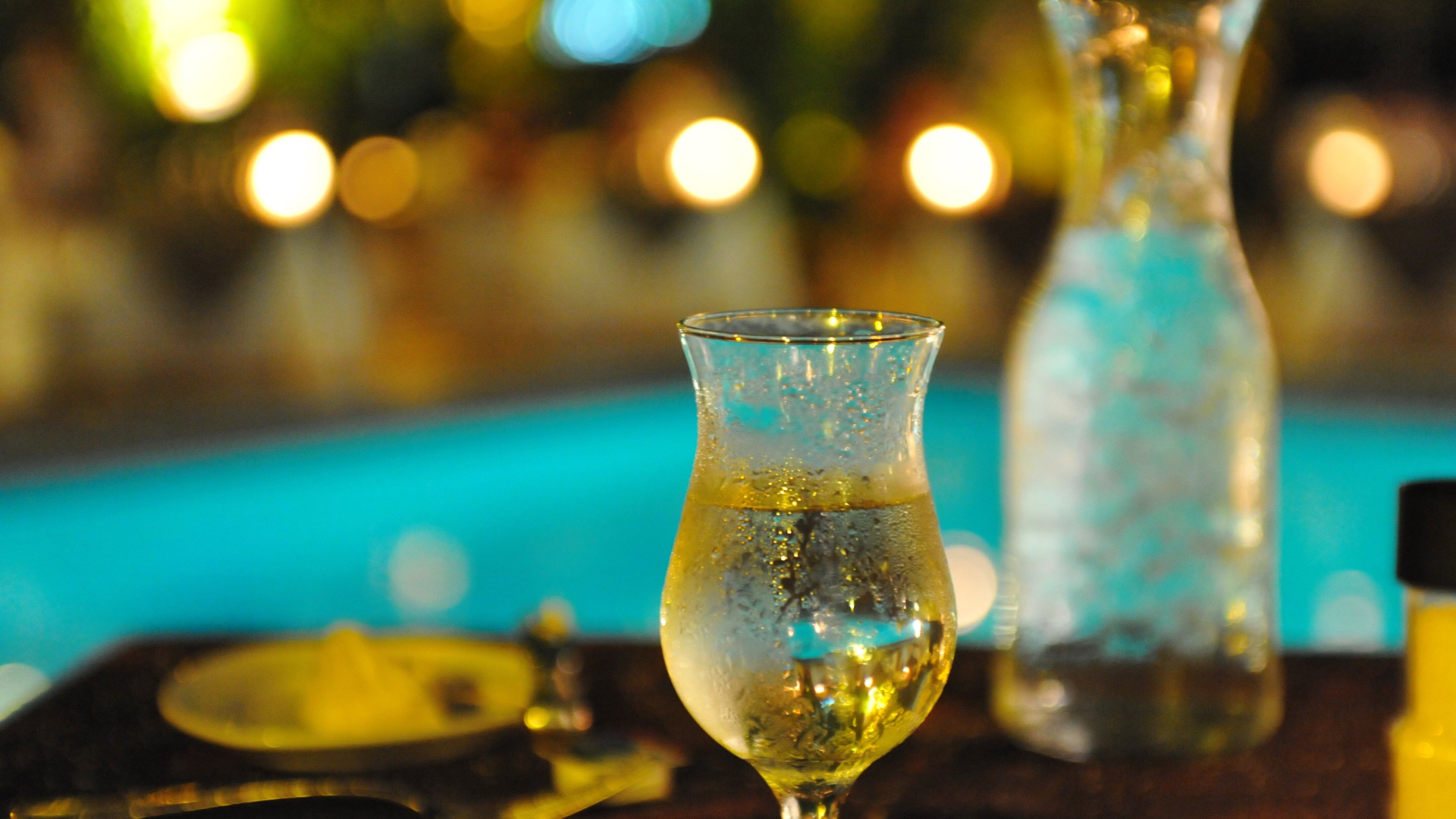 Бокал холодного вина на столе в кафе 