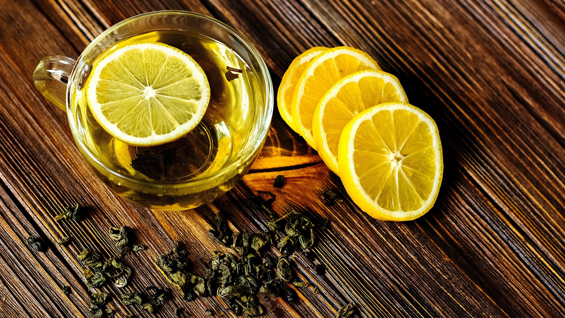 Зеленый чай в стеклянной чашке с лимоном