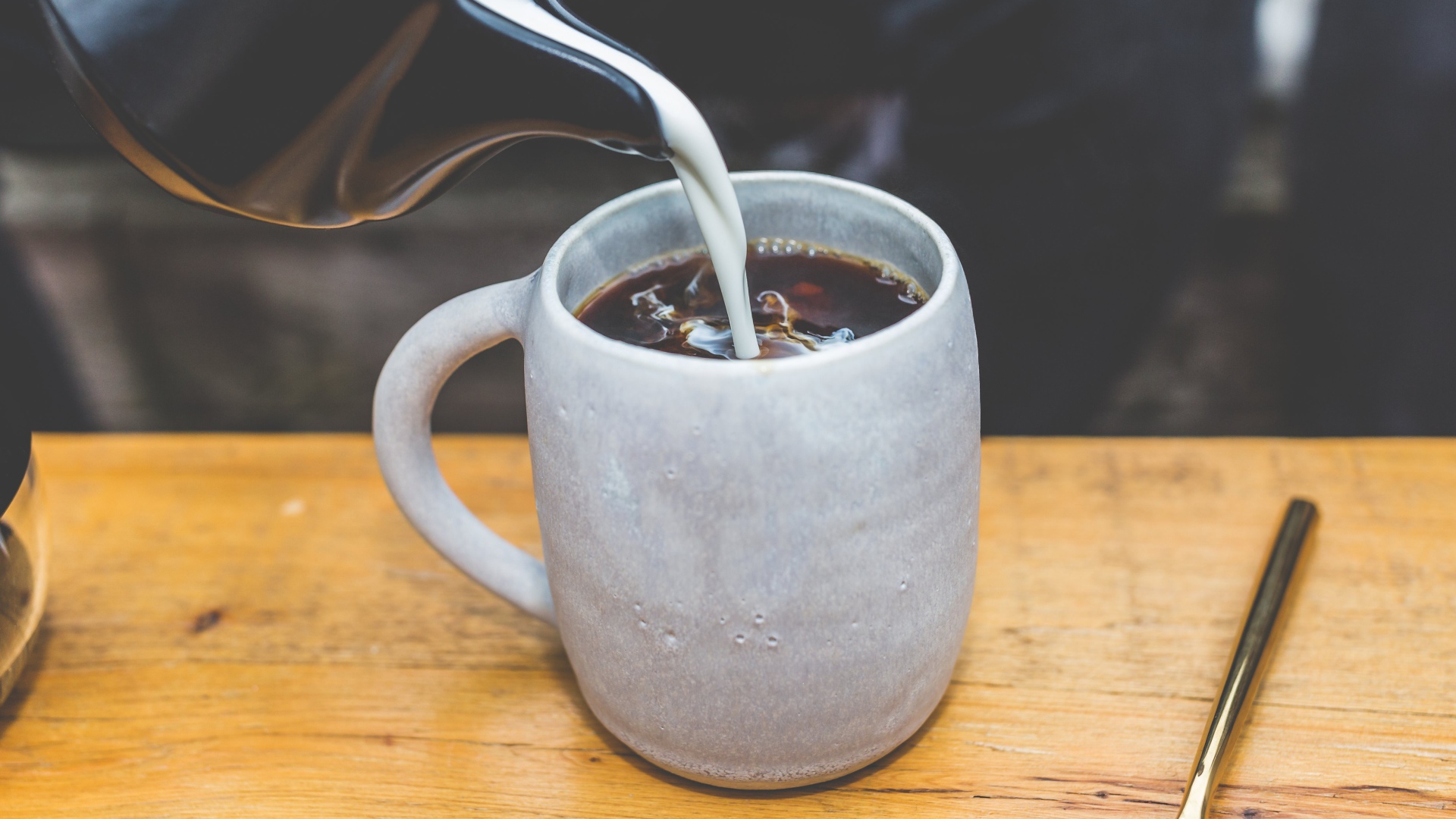 Молоко наливают в горячий кофе 