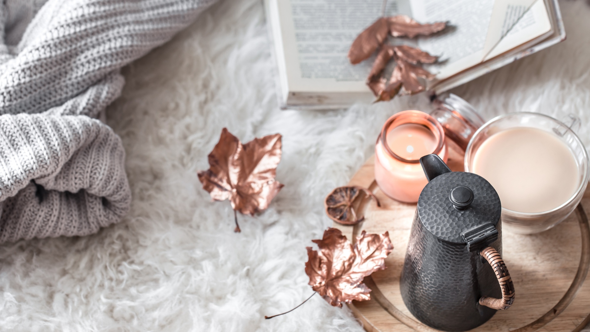 Чай с молоком на кровати с книгой и теплым свитером