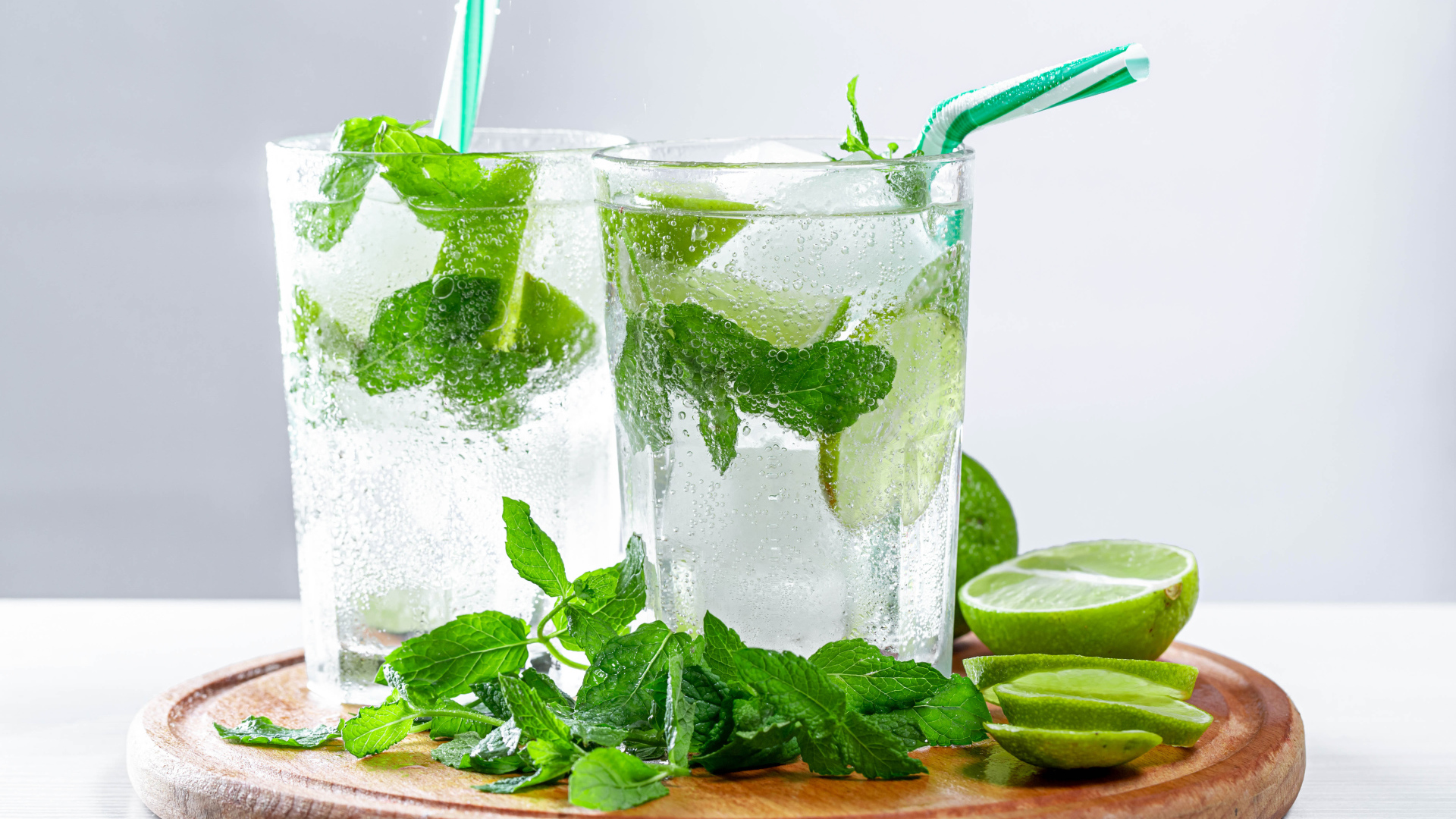 Мохито в стаканах с лаймом и мятой 