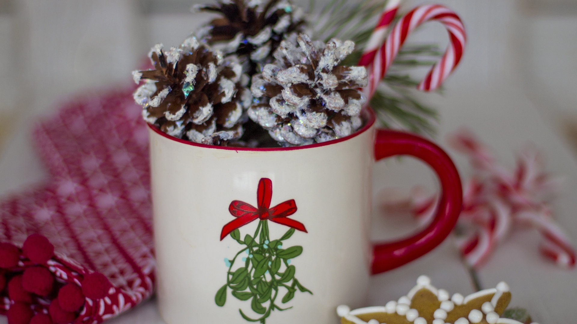 Кружка с декоративными шишками и конфетами