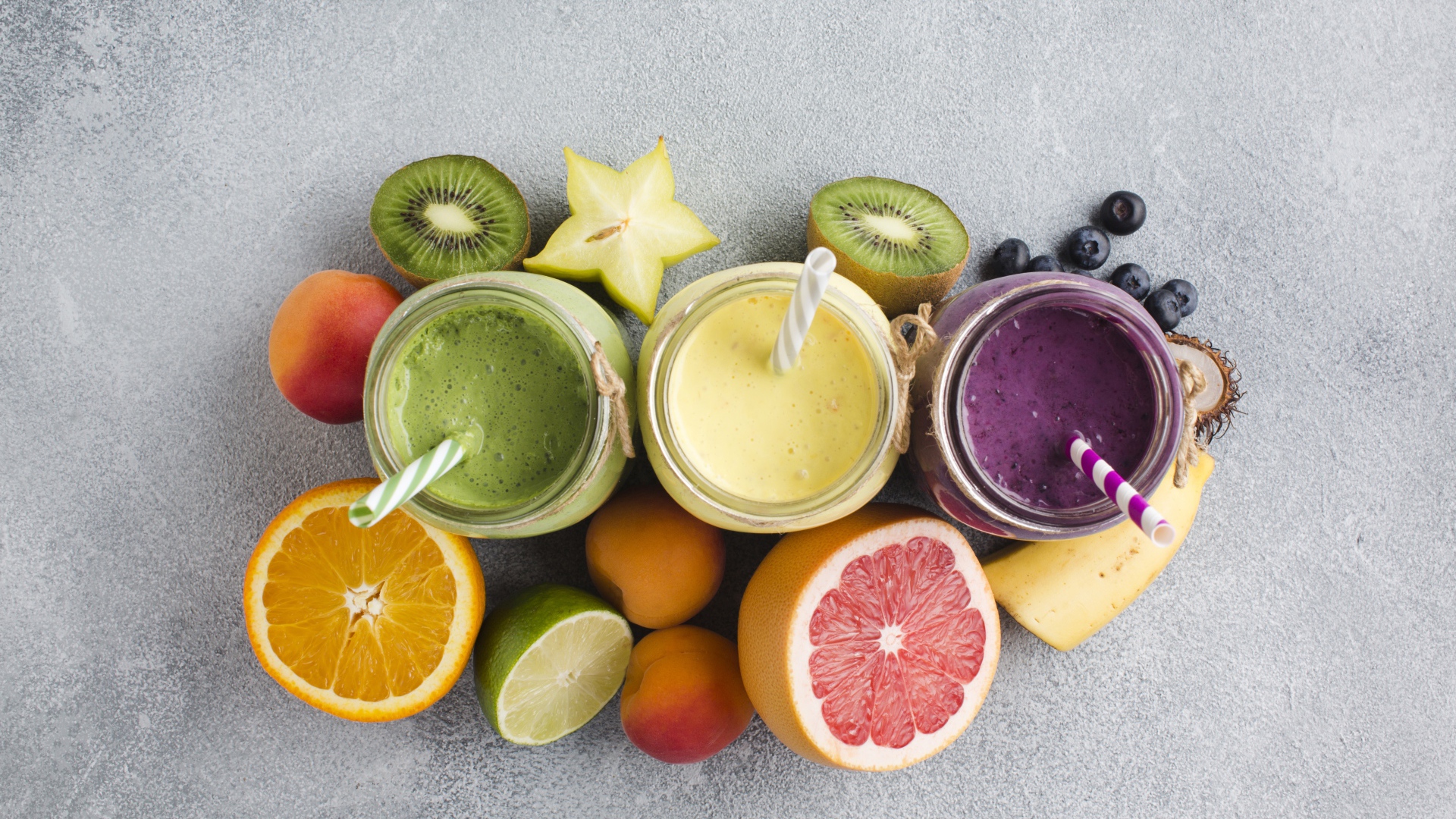 Смузи в банках на столе в ягодами и фруктами