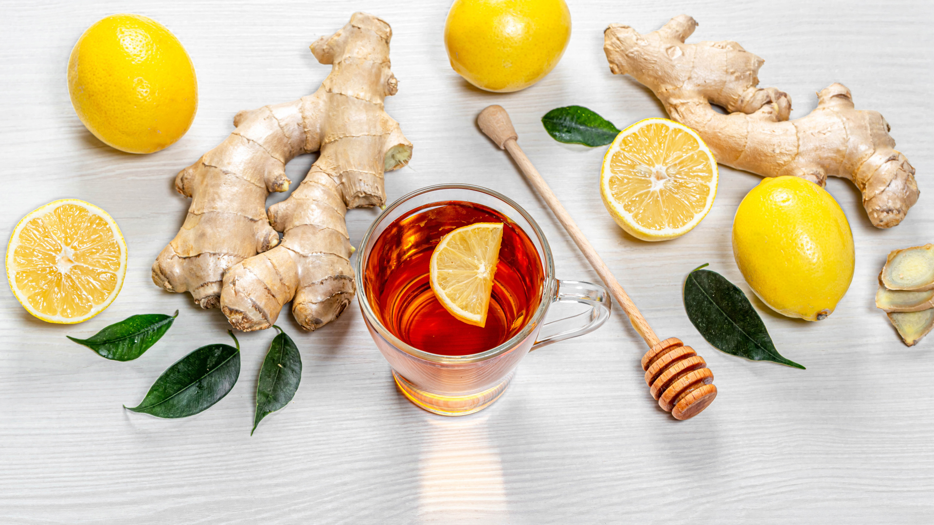 Чай в стеклянной чашке на столе с лимоном и имбирем 