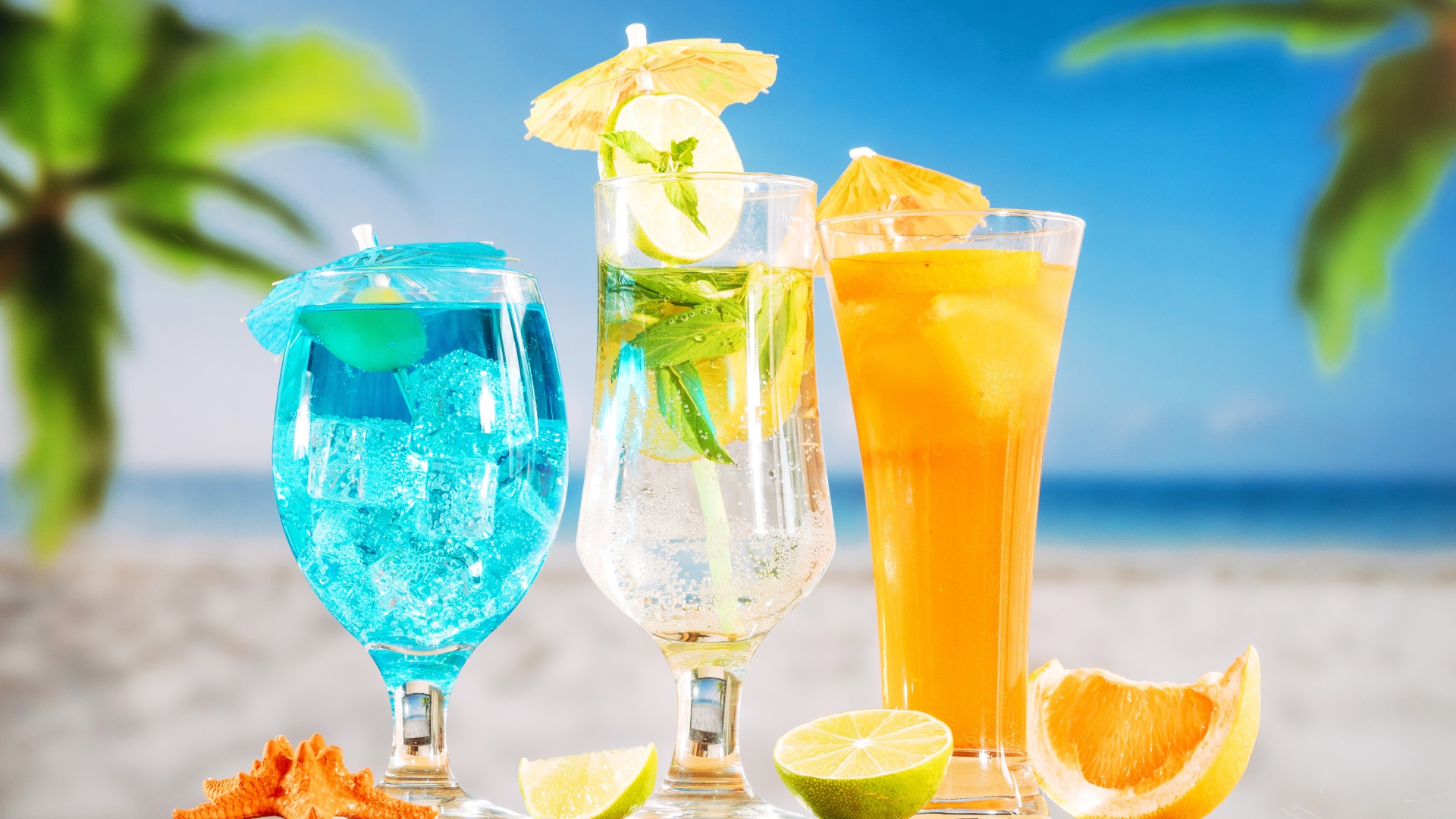 Три вкусных тропических коктейля стоят на пляже