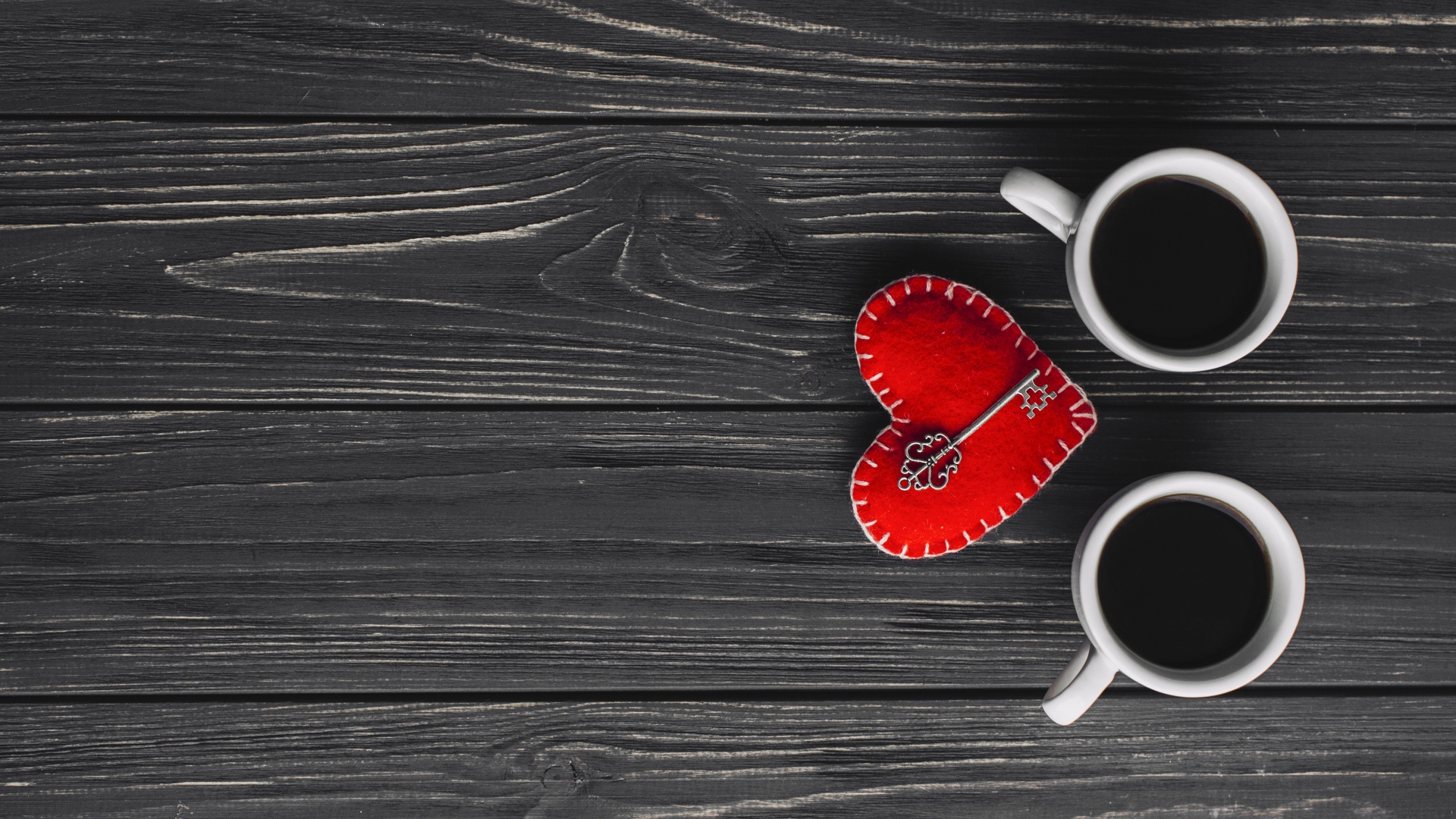 Две чашки кофе на столе с сердцем и ключом
