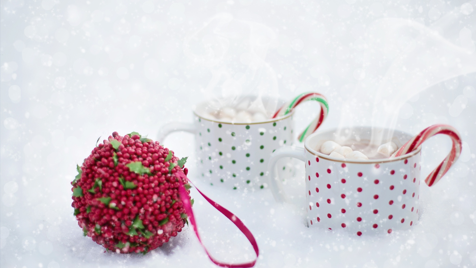 Две чашки горячего какао с маршмеллоу на снегу 