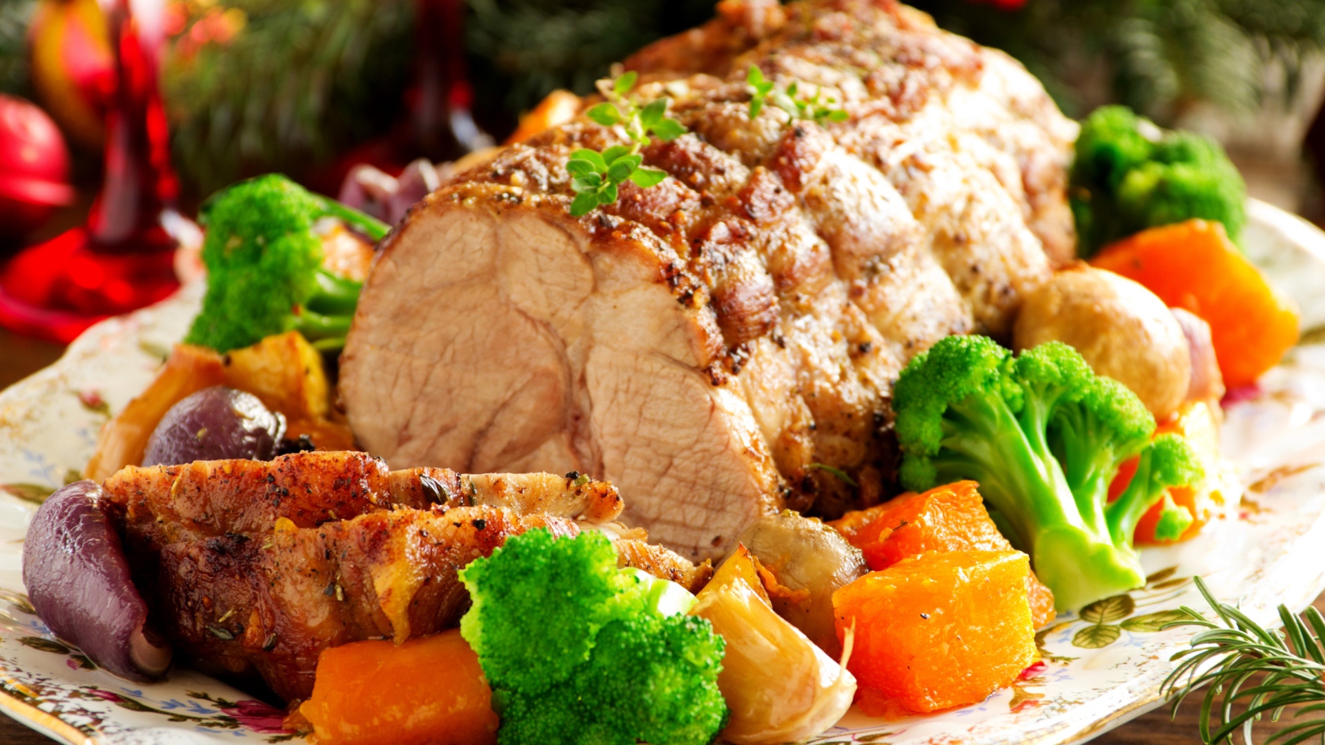 Кусок запеченного мяса на тарелке с овощами