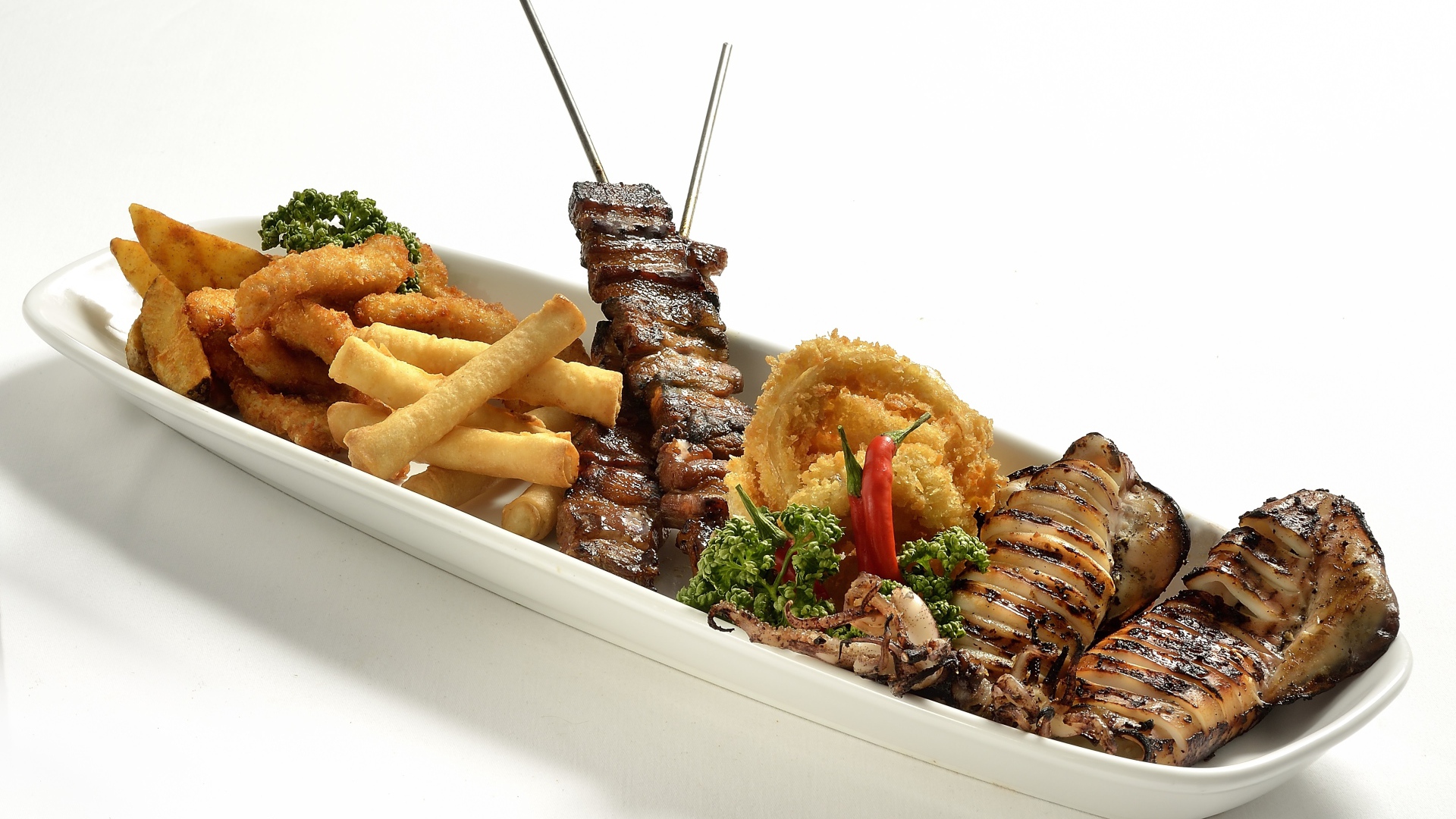 Мясо барбекю на тарелке с морепродуктами в кляре