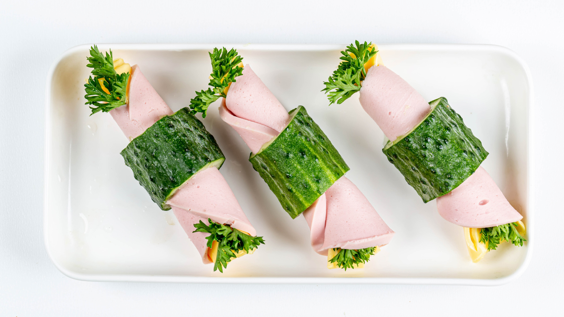 Рулетики из вареной колбасы с сыром  в огурцах 