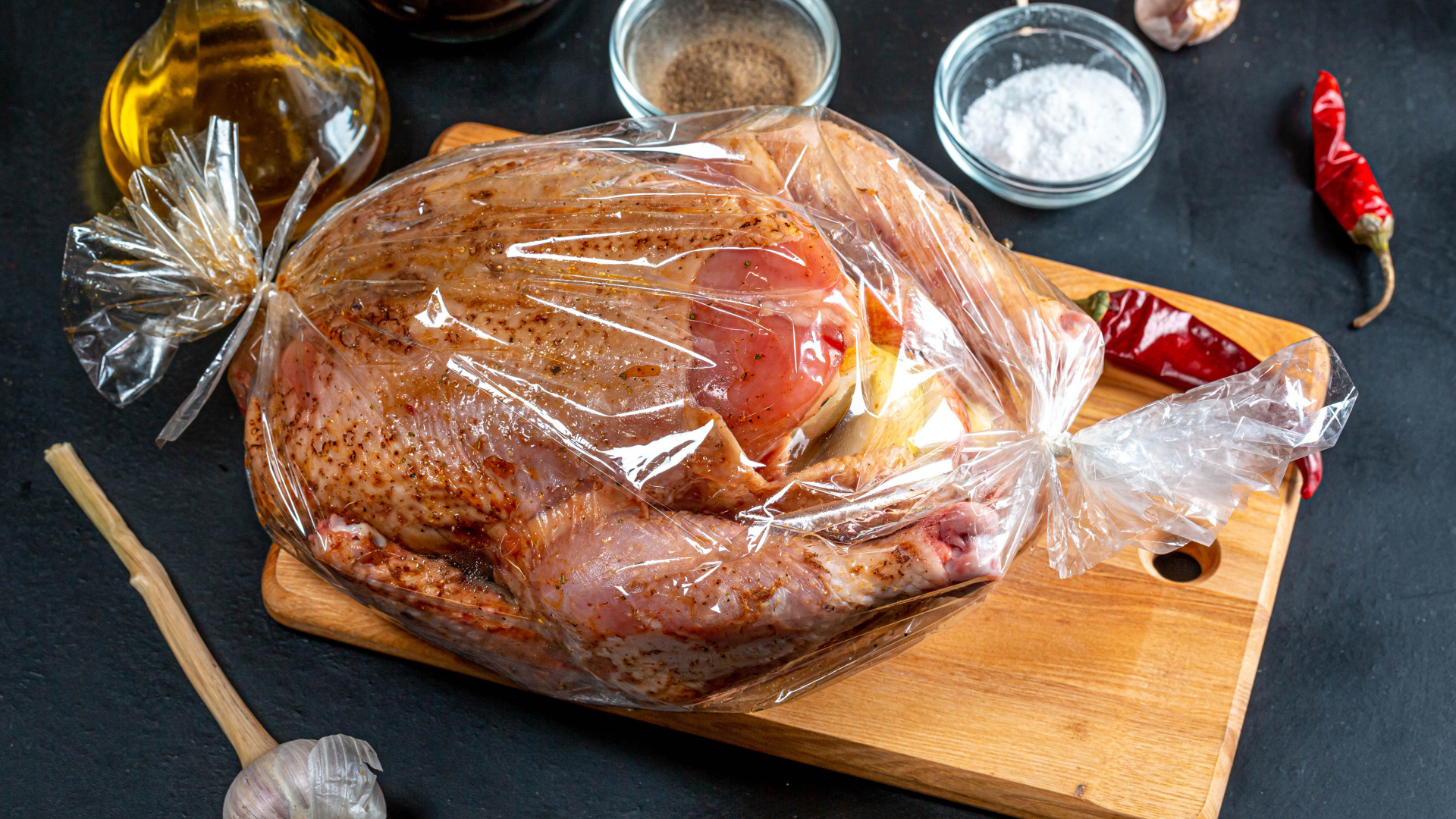 Курица в пакете готовится к запеканию 