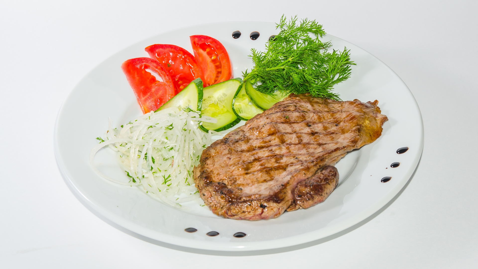 Кусок курицы с овощами на белой тарелке 