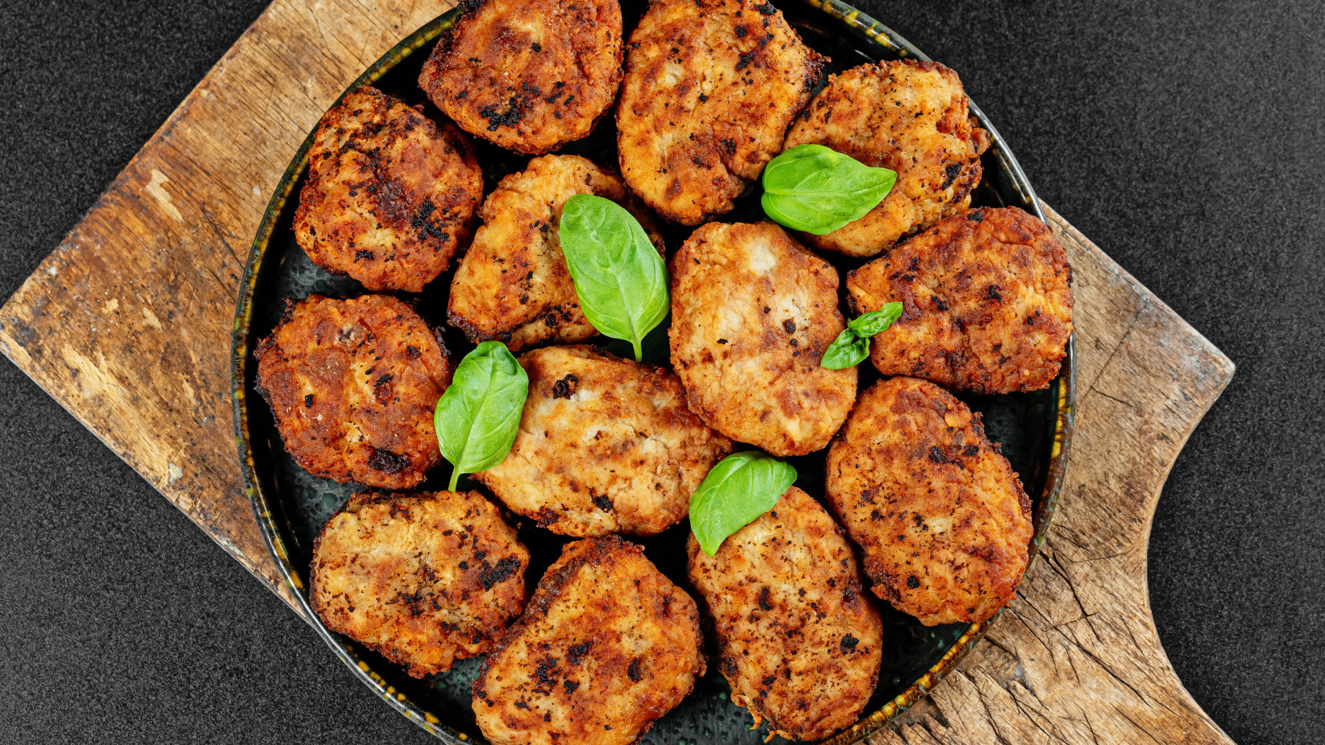 Котлеты в сковороде на столе