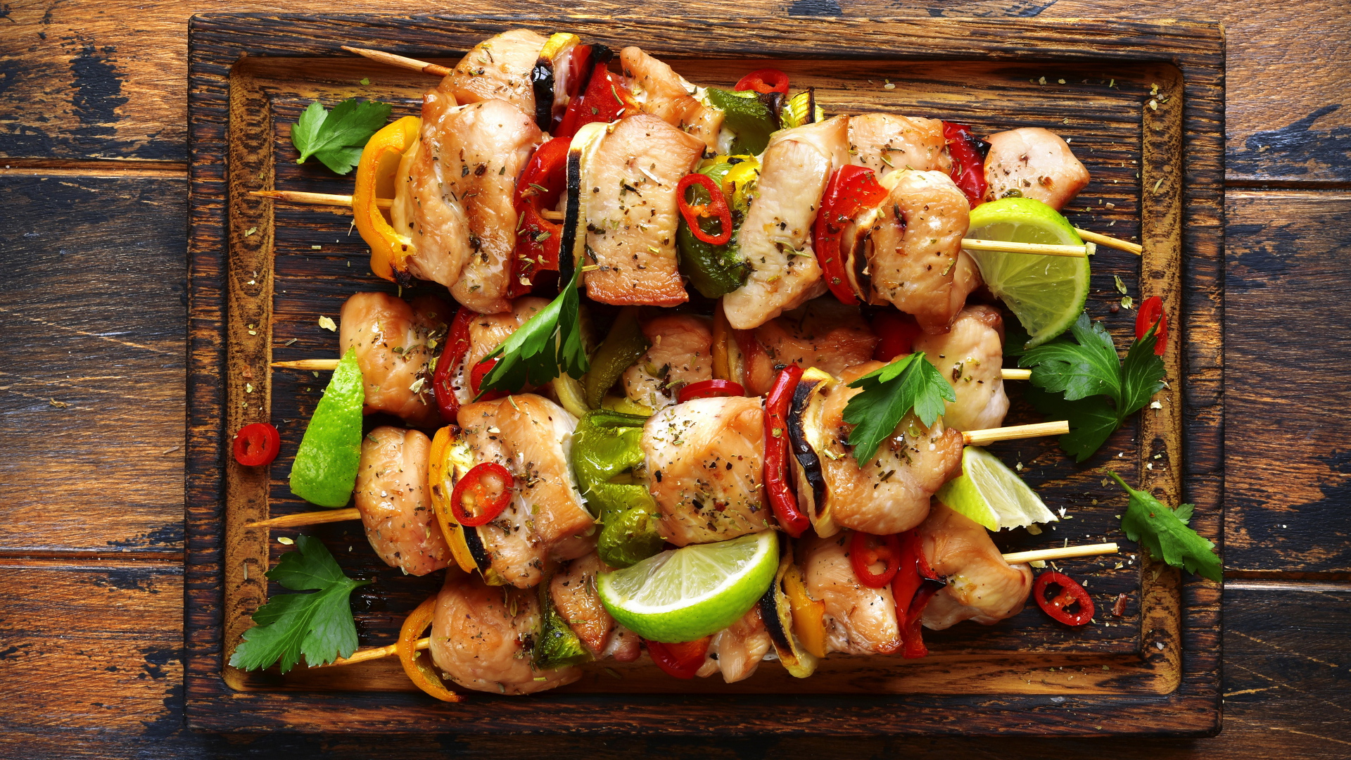 Вкусный куриный шашлык с овощами на шпажках