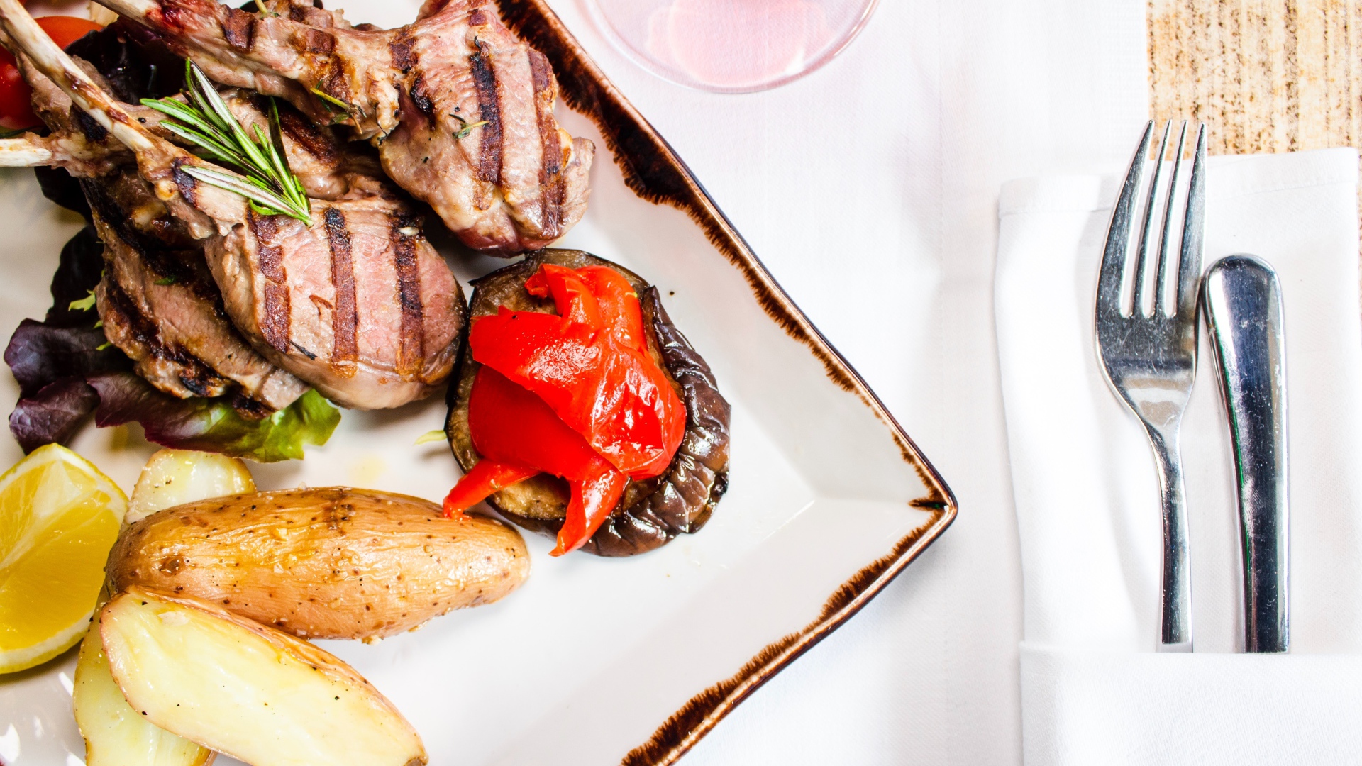 Свиные ребрышки с овощами на столе 