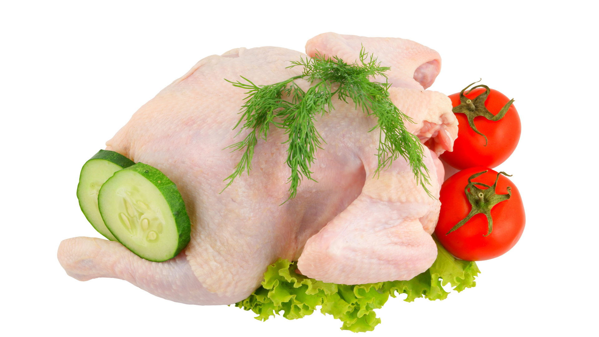 Сырая курица с помидорами, огурцами и листьями салата
