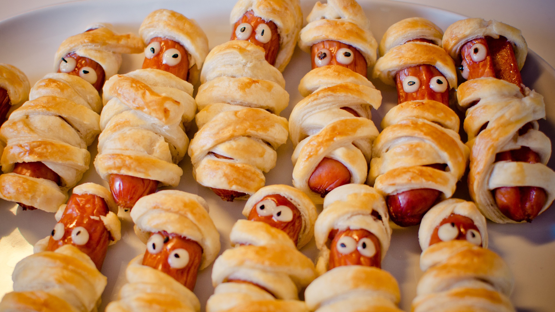 Сосиски в слоеном тесте на противне 