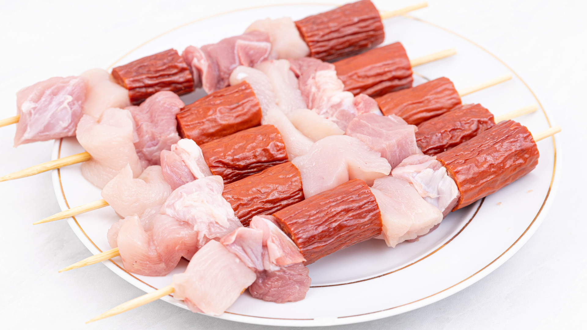 Шашлык из мяса и колбасок на шпажках 