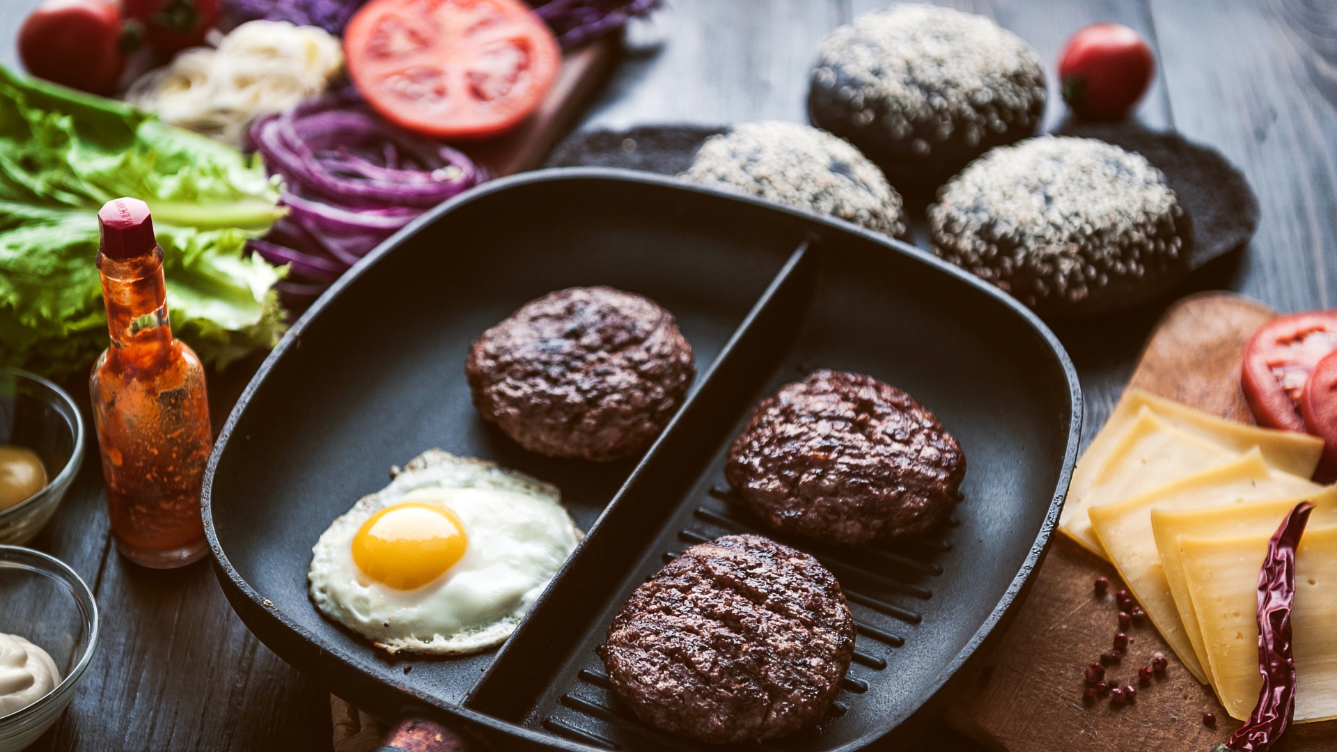 Три котлеты на сковородке с яичницей