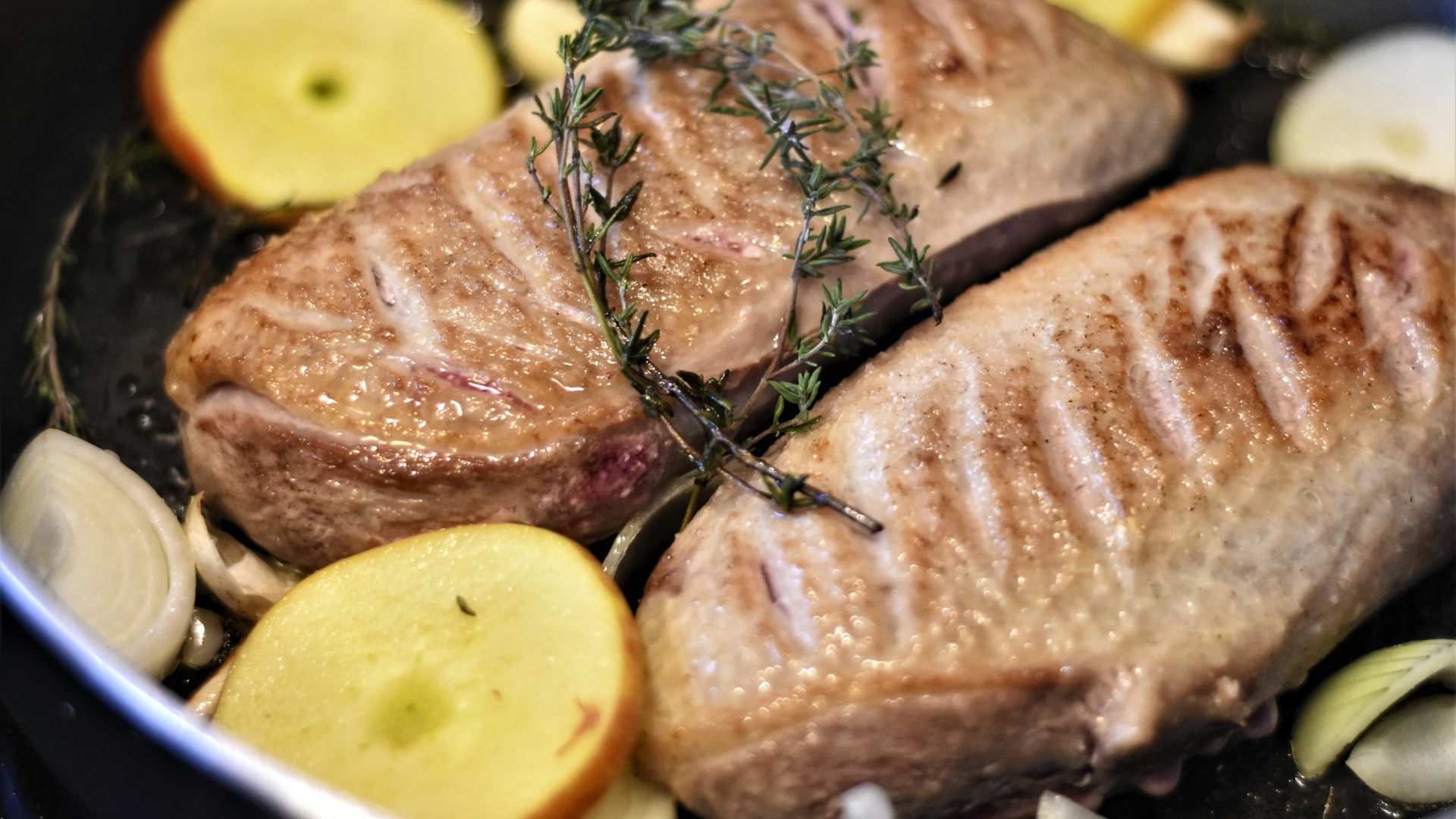 Два куска запеченного филе с розмарином и картофелем