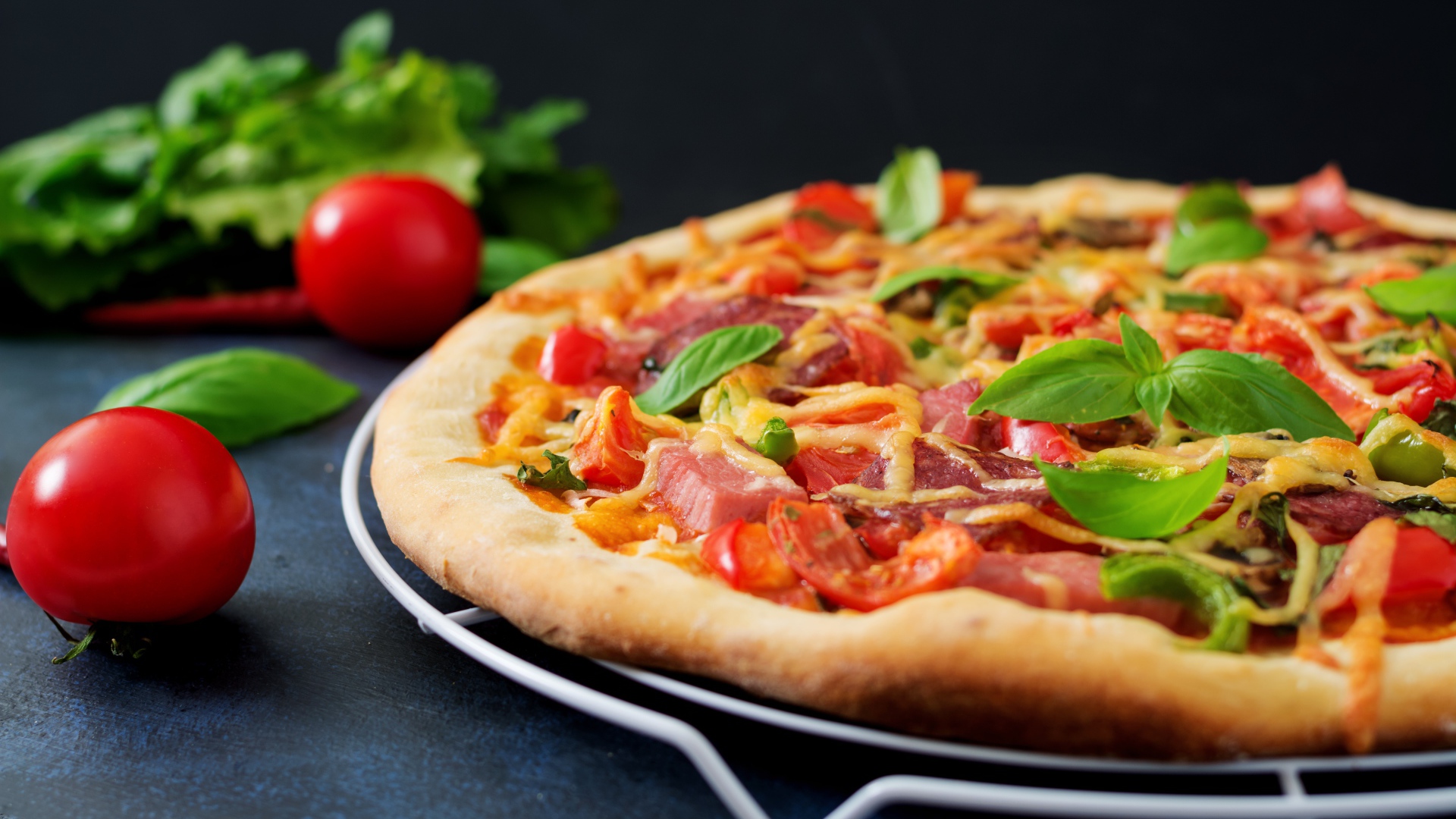 Аппетитная пицца с беконом и розмарином