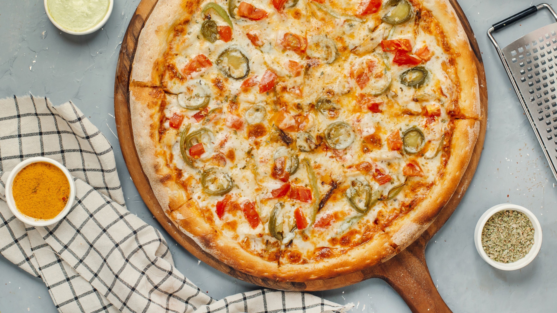 Аппетитная пицца с овощами и сыром на доске 