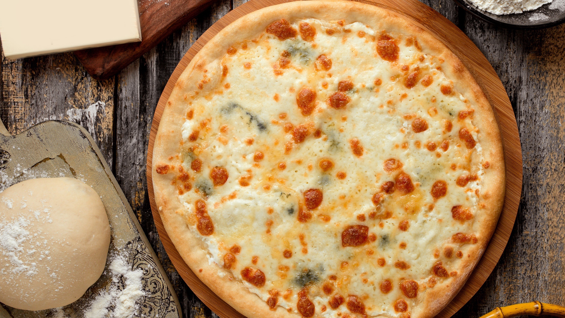 Горячая аппетитная пицца с сыром на столе