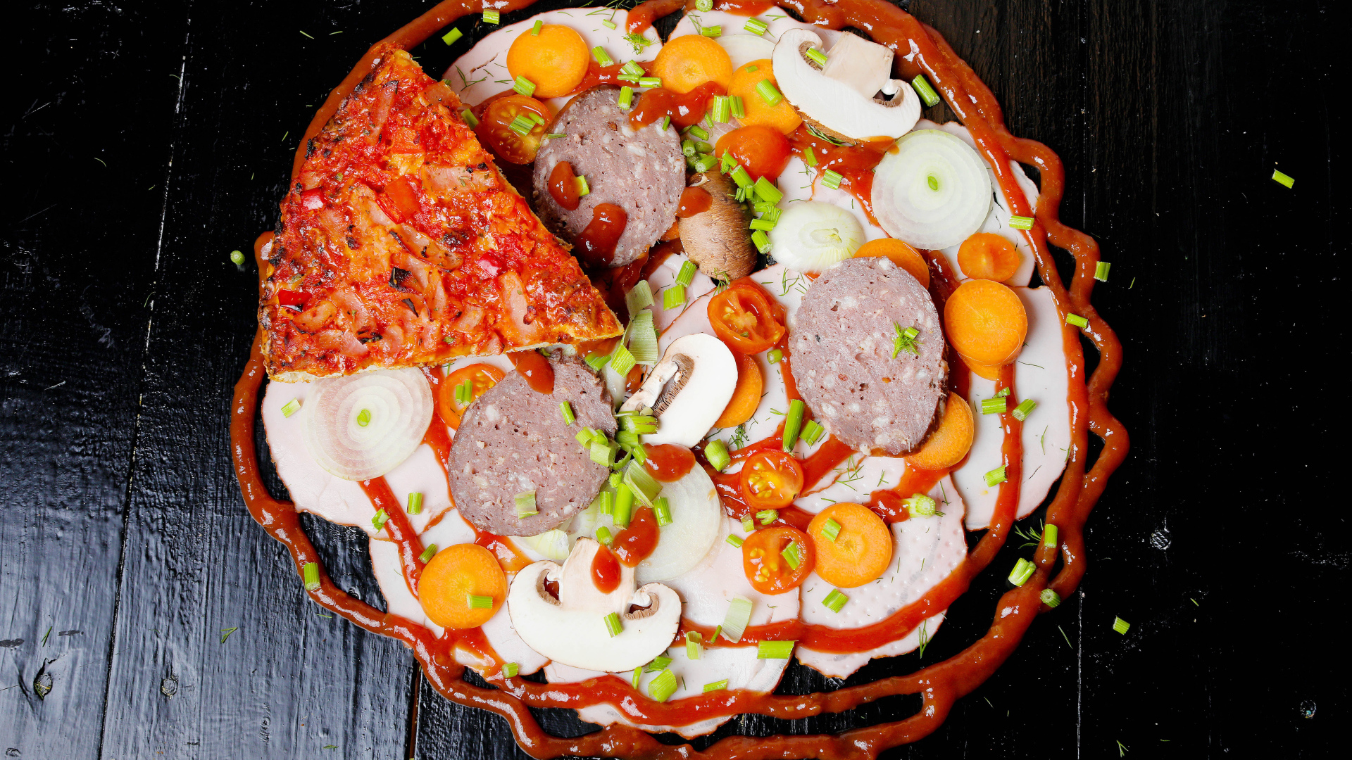 Пицца с овощами и колбасой на столе с кетчупом 