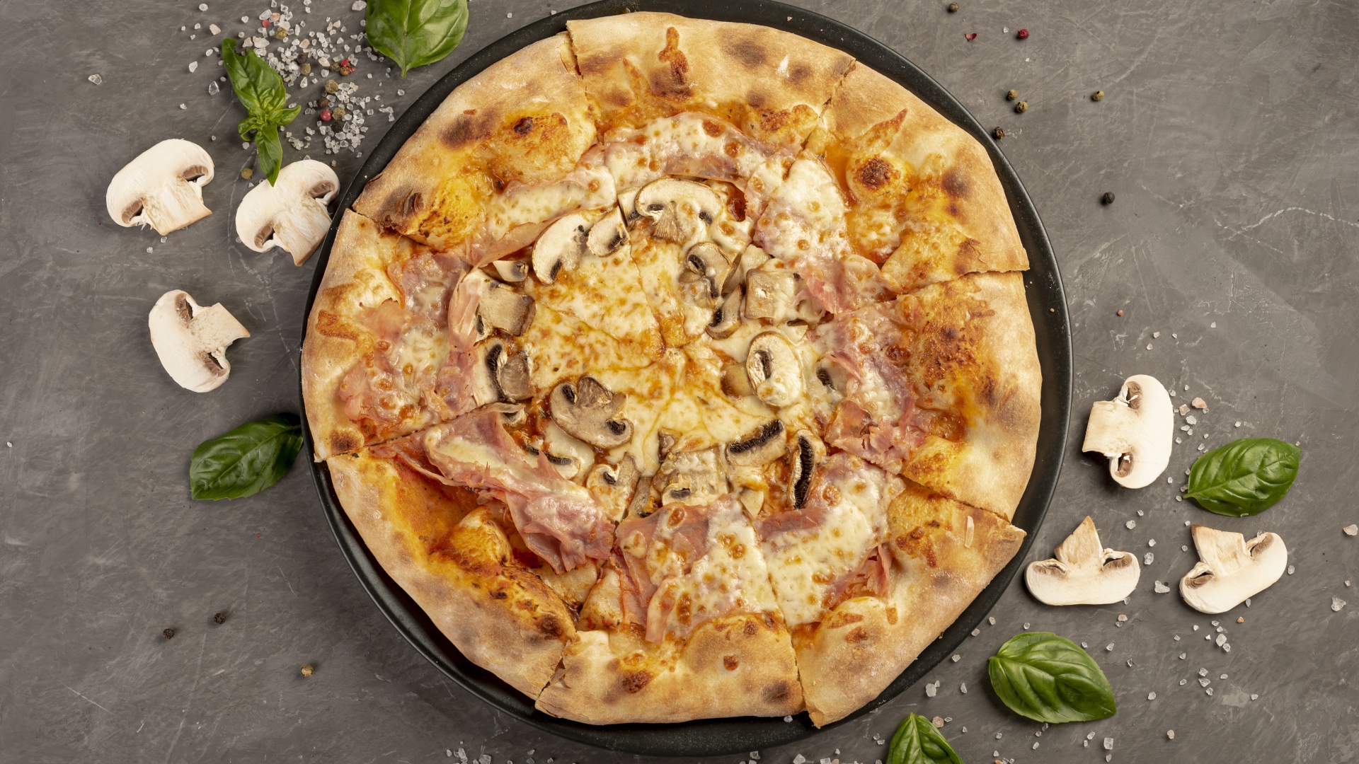 Румяная пицца с беконом и грибами 