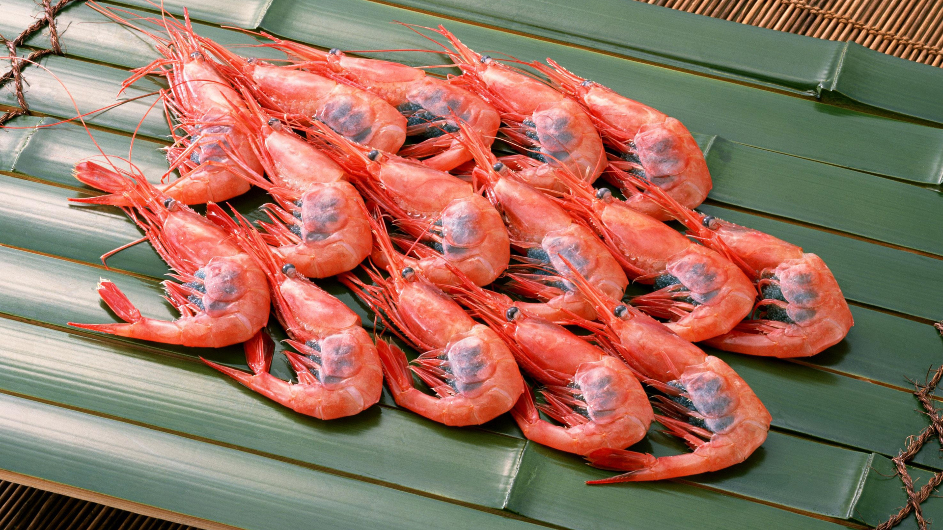 Вареные креветки на бамбуковой тарелке