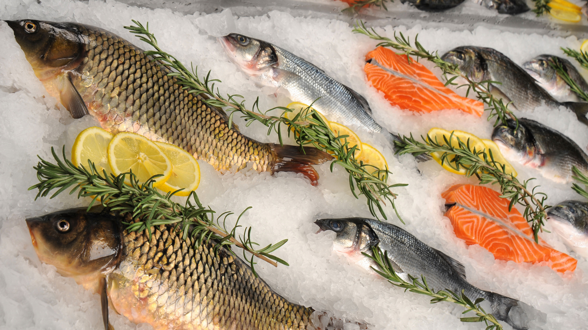 Свежая рыба в соли с лимоном и базиликом