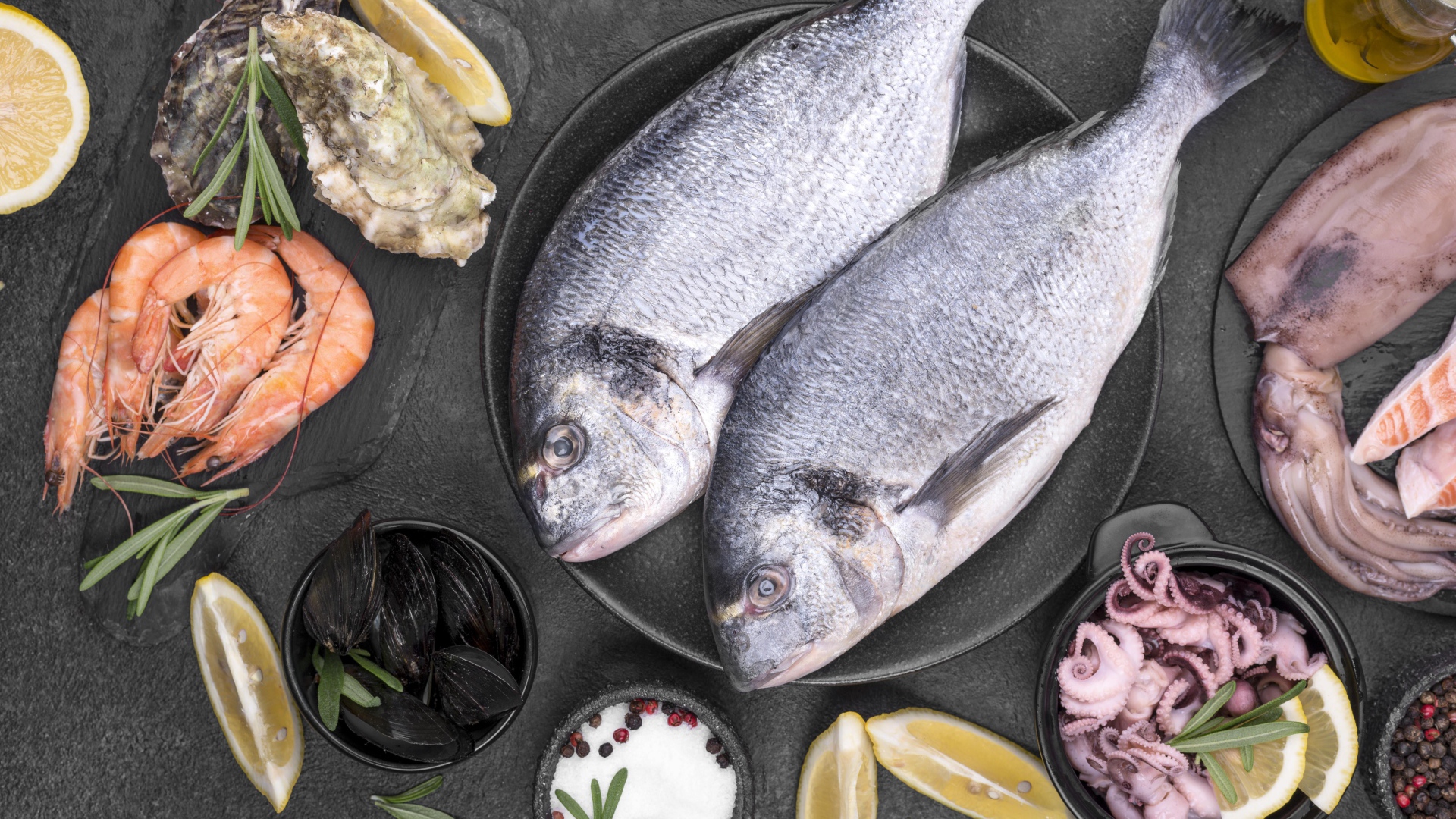 Свежие морепродукты на столе 