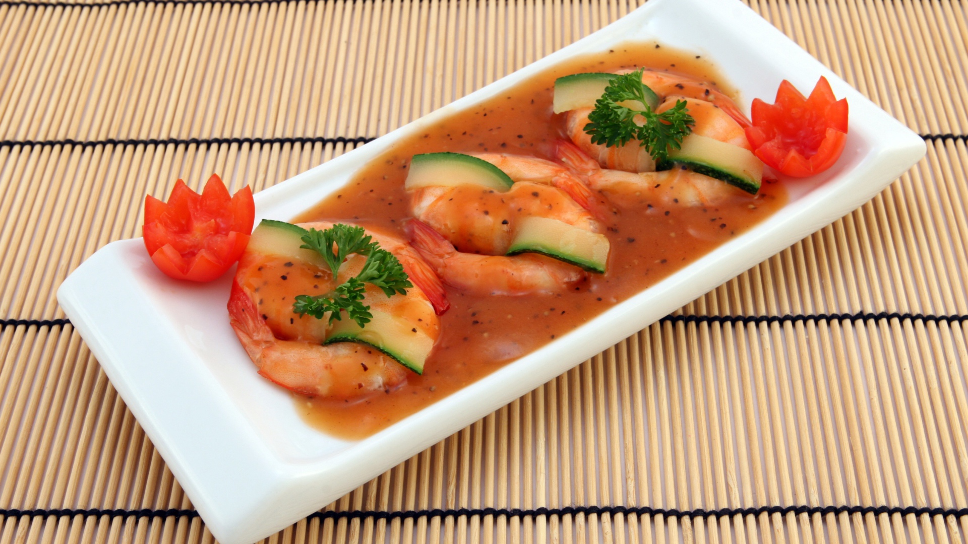 Креветки с огурцом в соусе на столе 