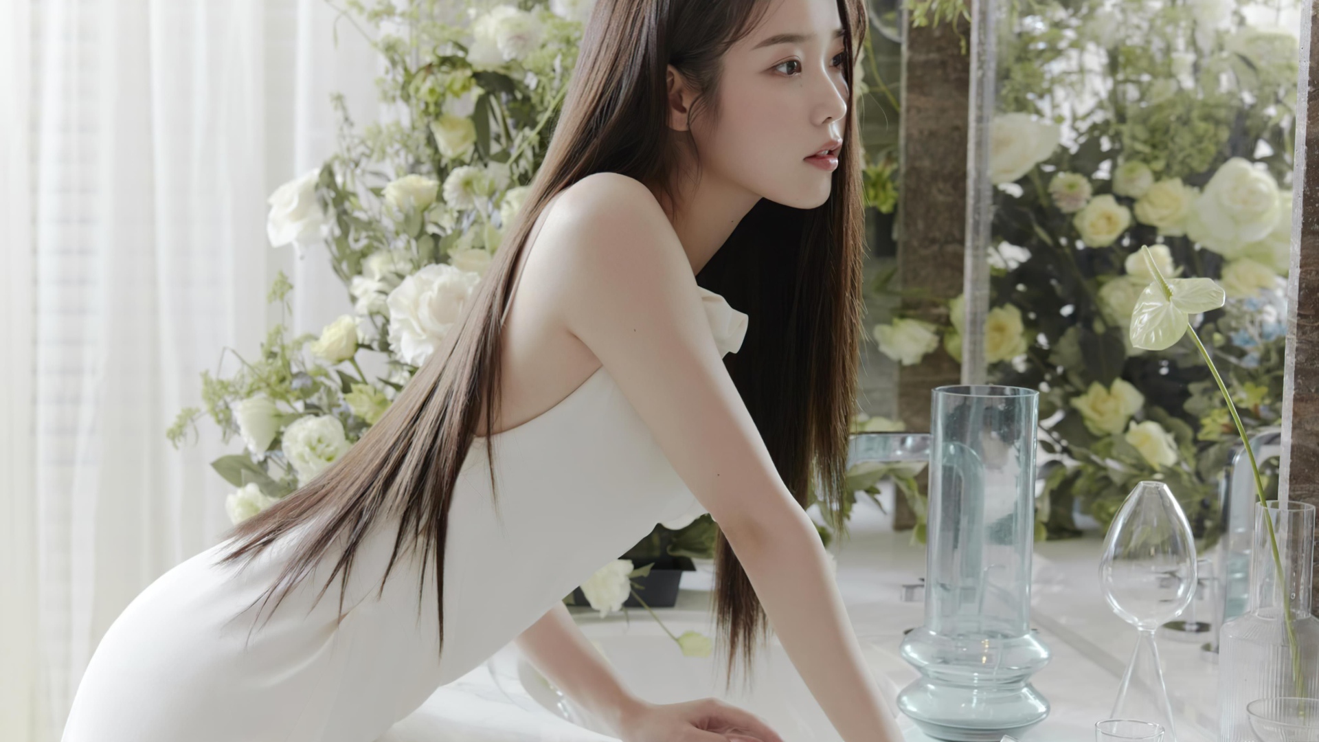 Красивая девушка азиатка в белом платье стоит у зеркала