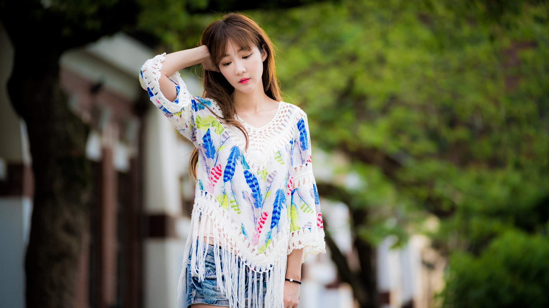 Девушка азиатка в красивой разноцветной кофте