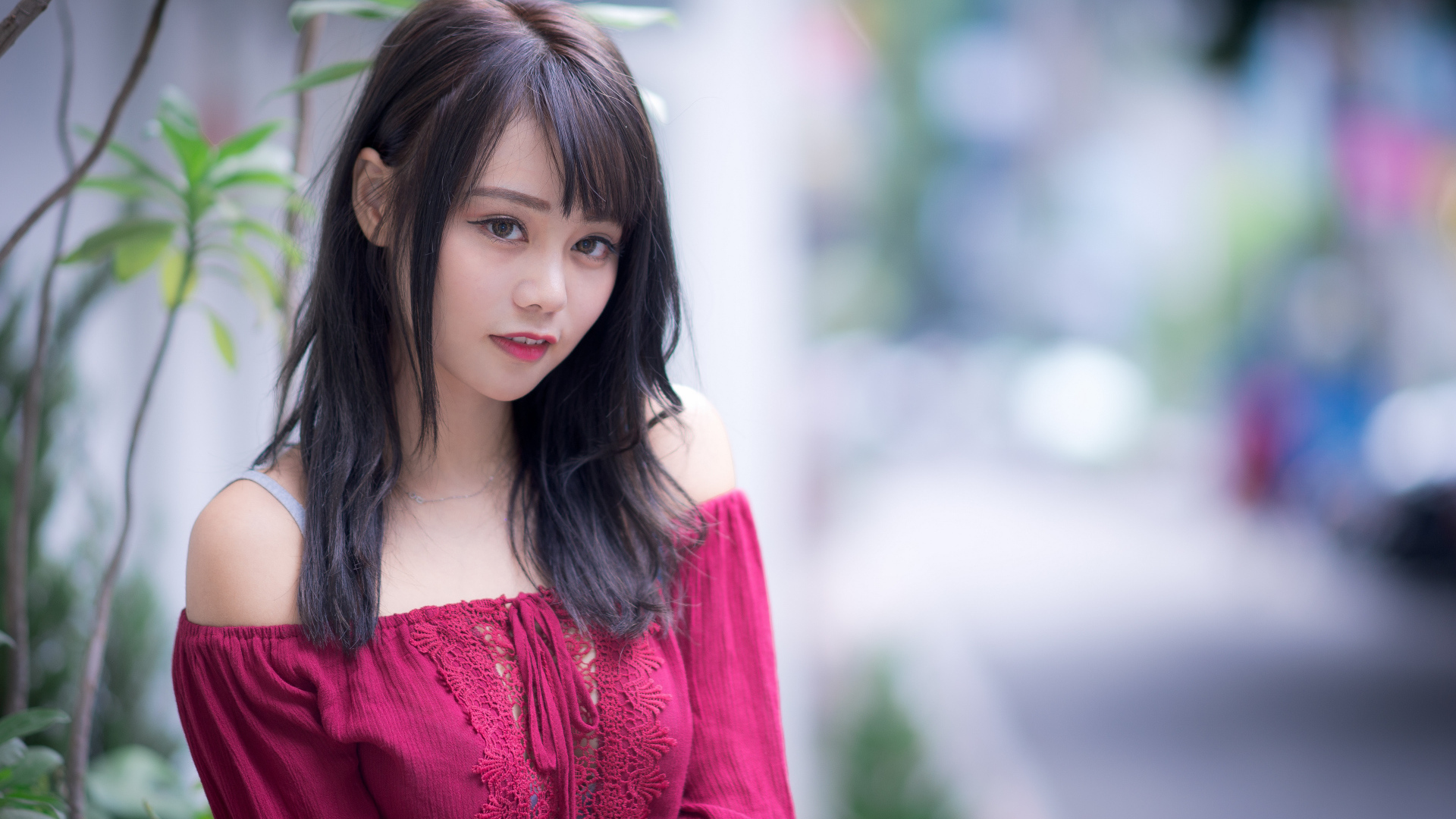 Девушка азиатка в красном платье с кружевом