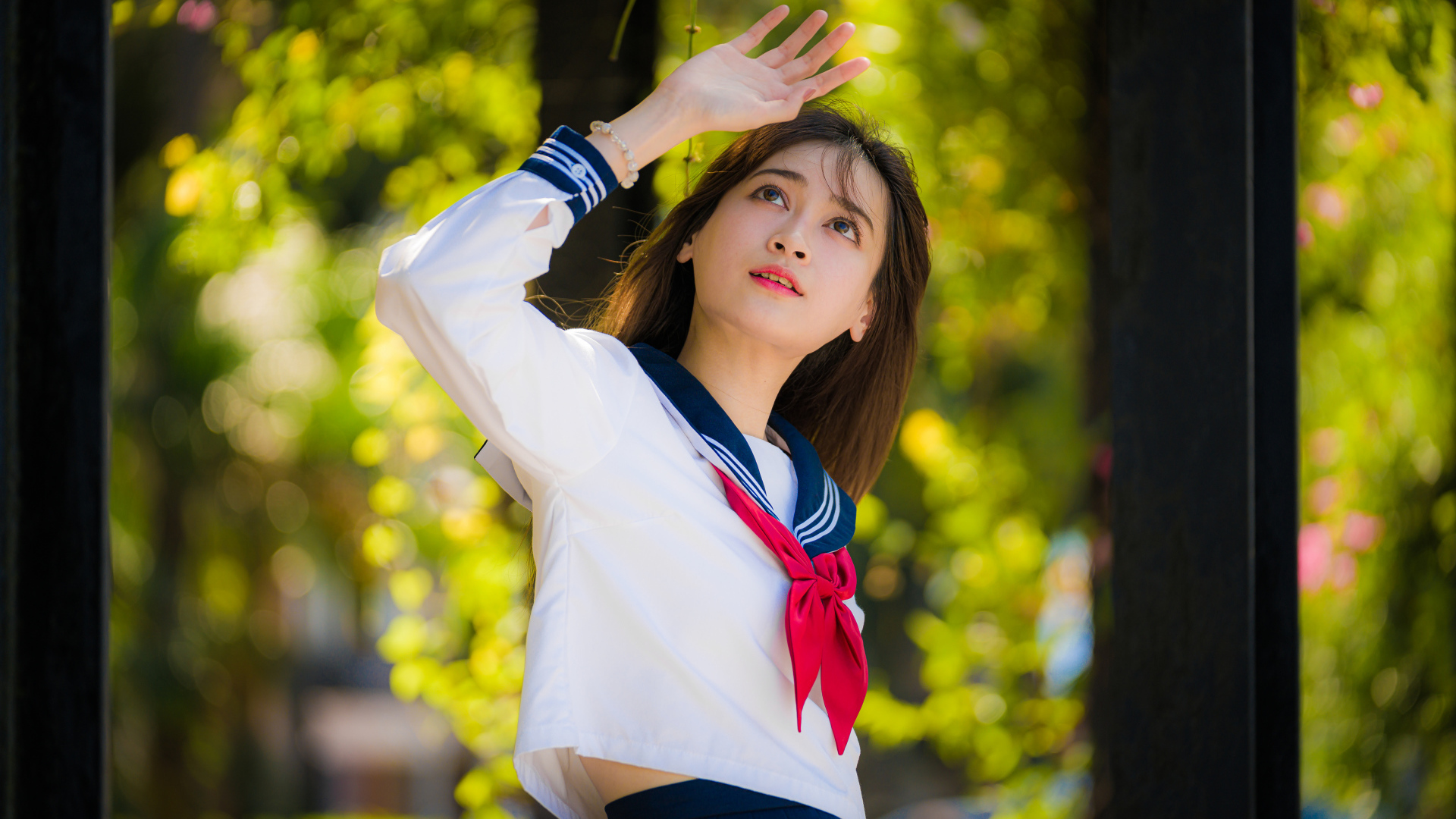 Девушка азиатка в форме с красным галстуком