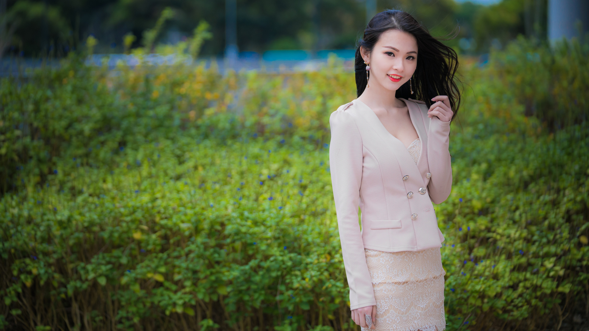 Девушка азиатка с очаровательной улыбкой в костюме 