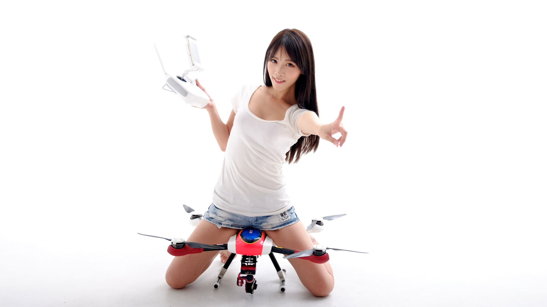 Девушка азиатка с квадрокоптером на белом фоне