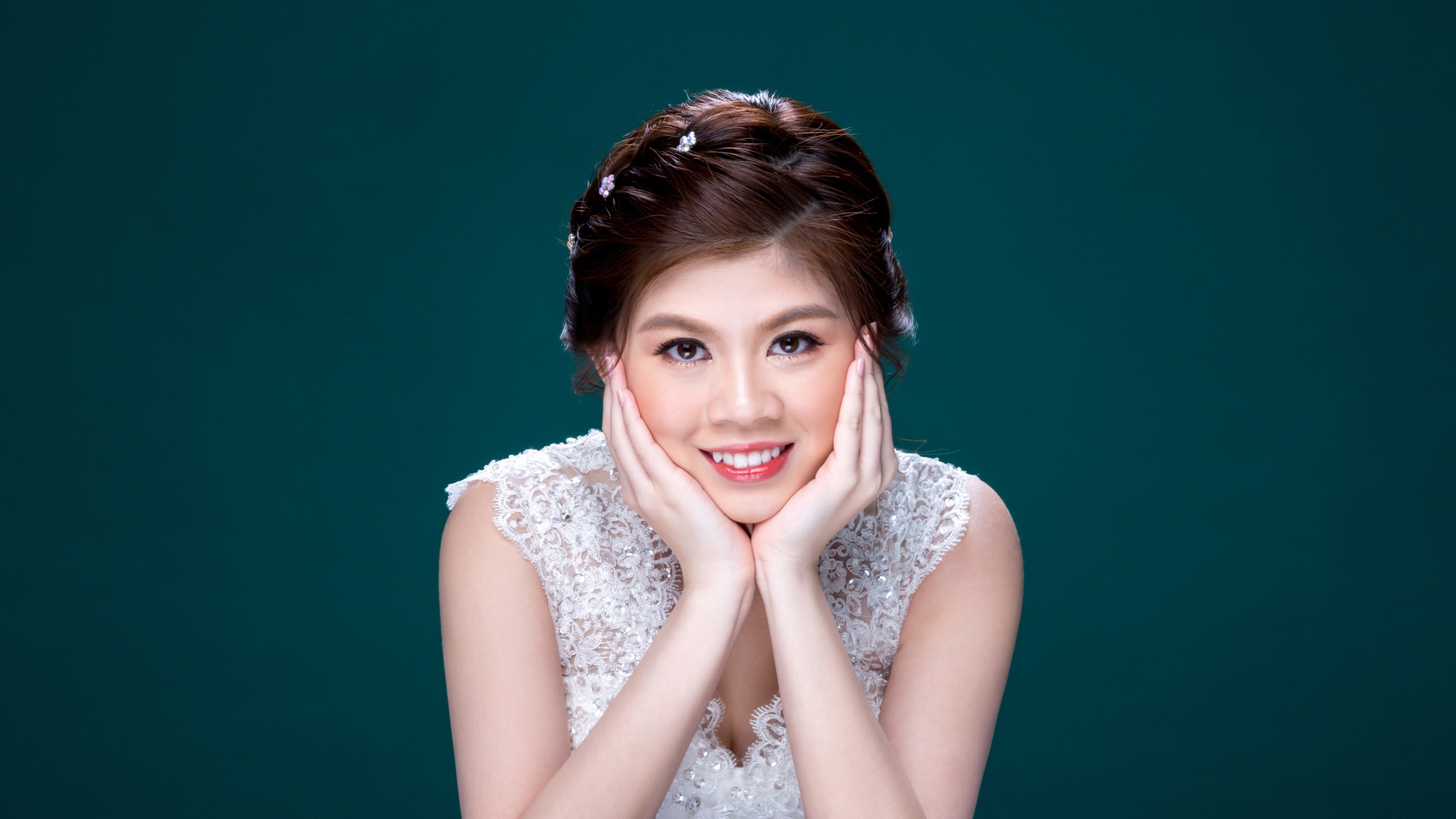 Красивая девушка азиатка в белом платье 