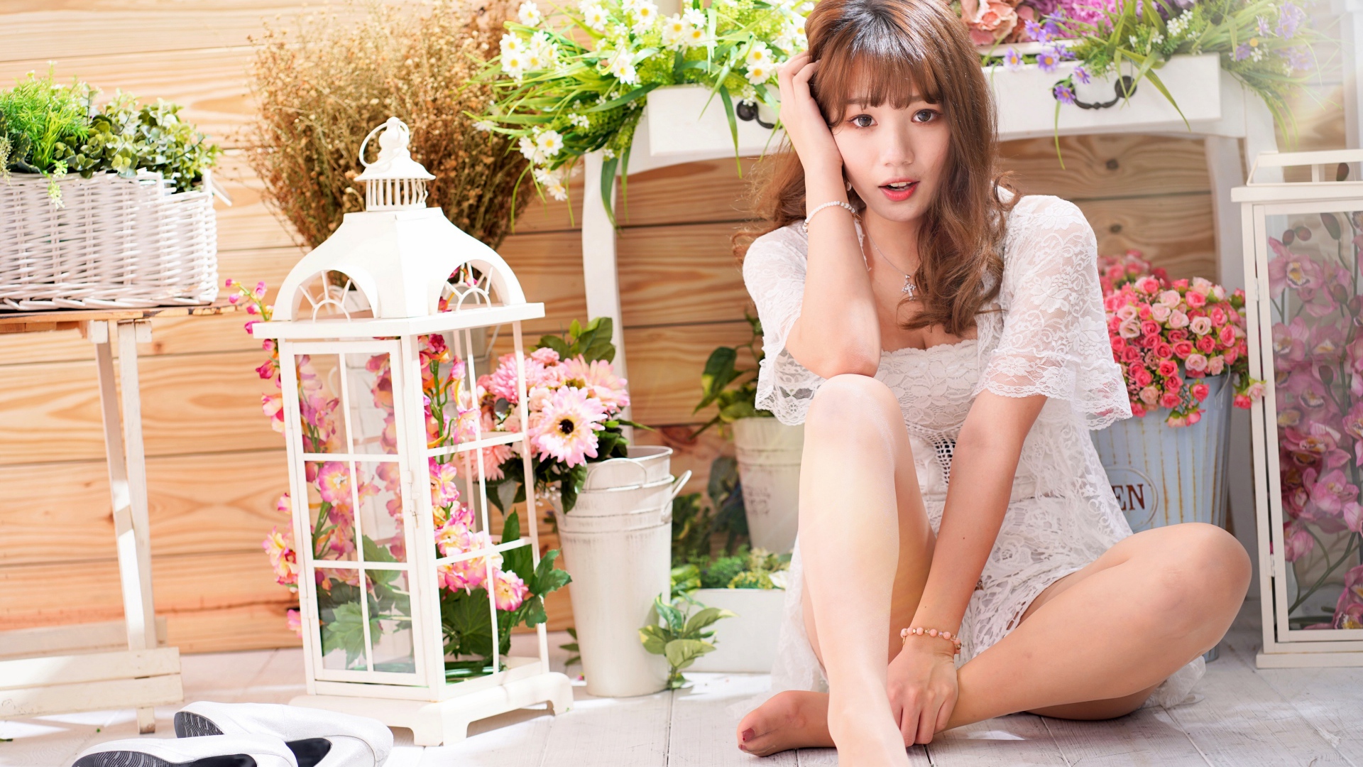 Красивая азиатка в белом кружевном платье 