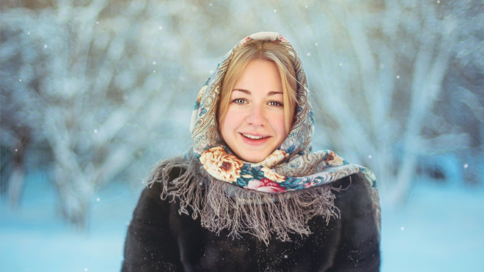 Красивая русская девушка на улице зимой 