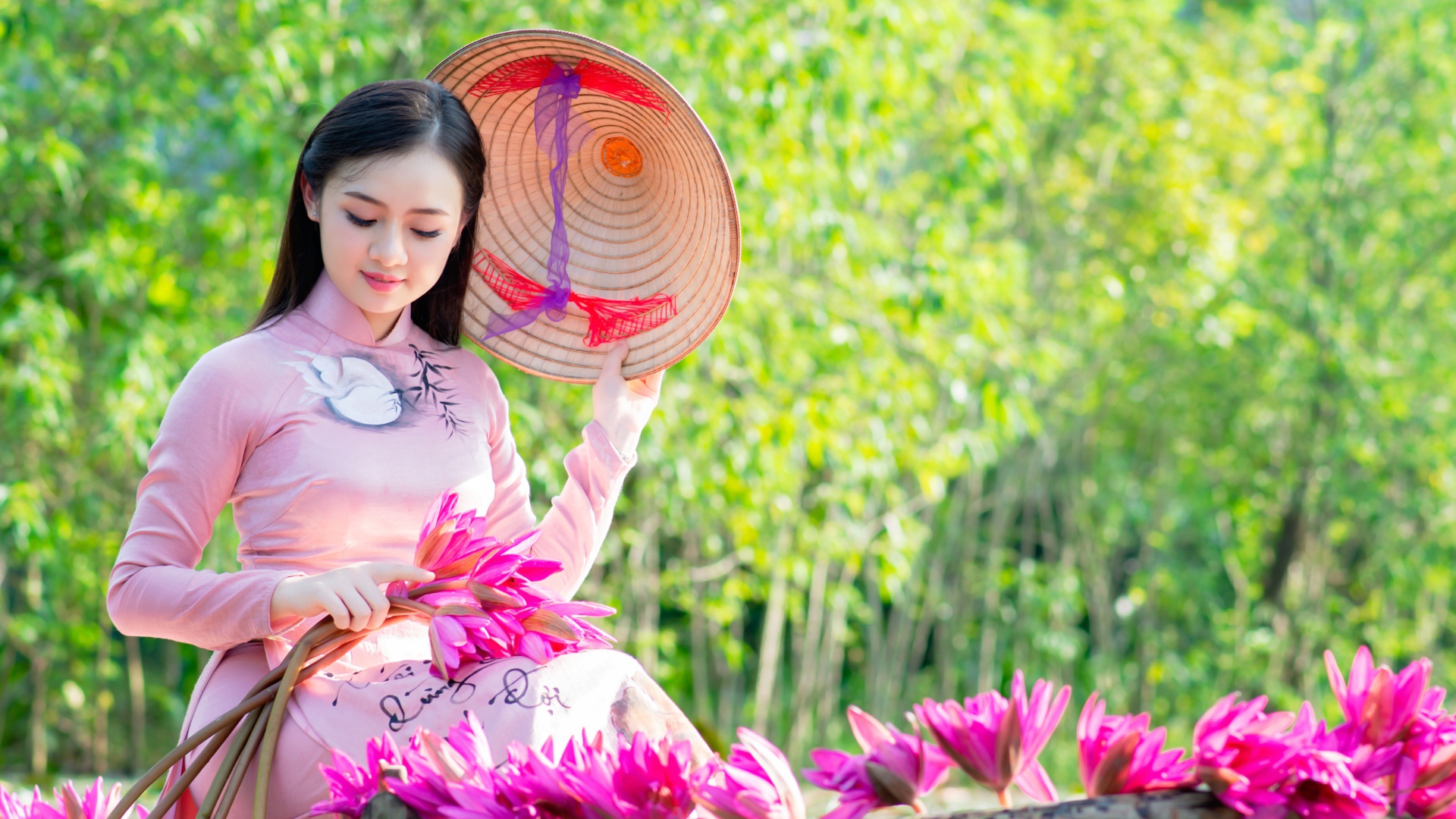 Красивая девушка азиатка в лодке с цветами лотоса 