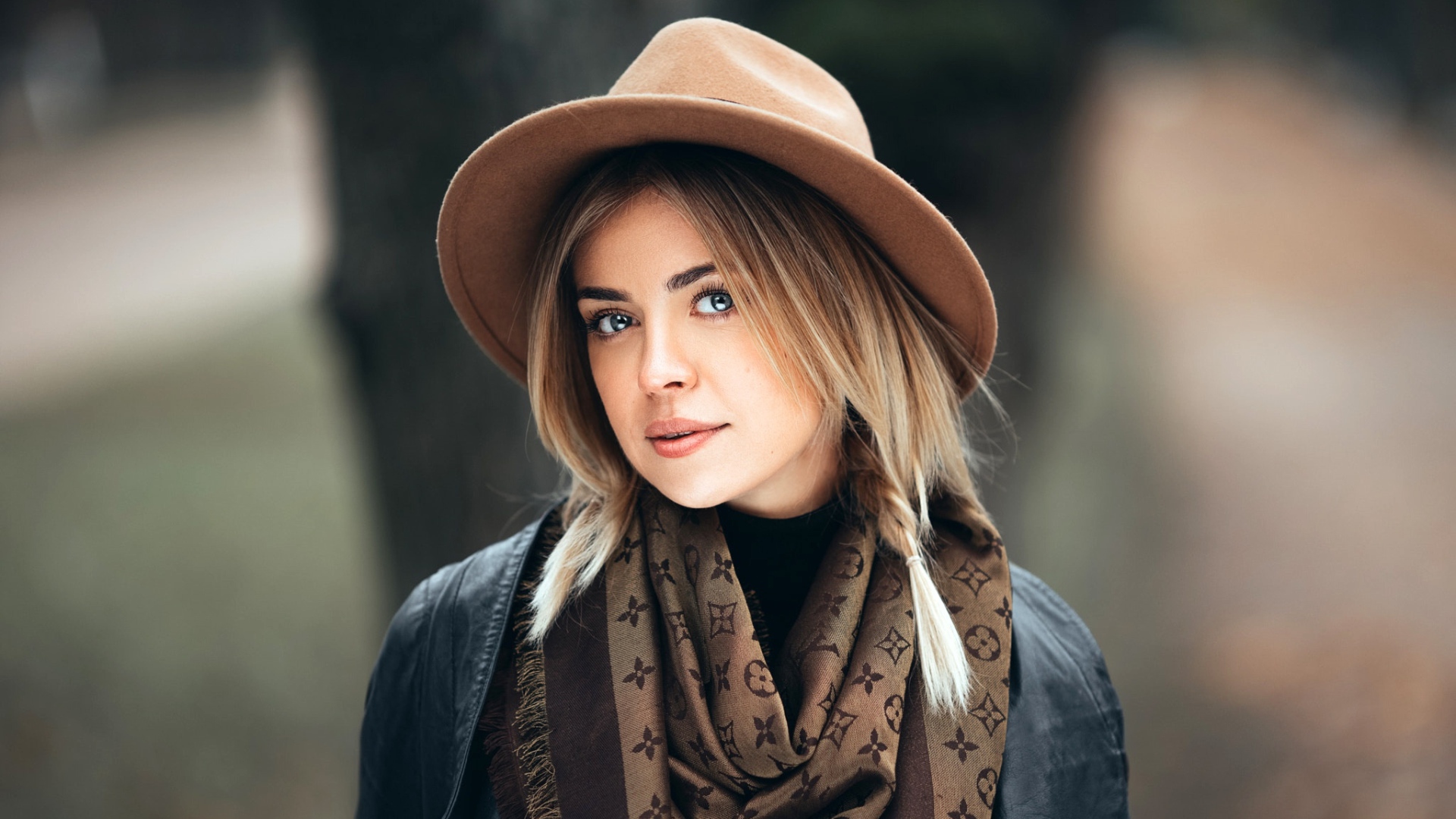 Красивая голубоглазая девушка в коричневой шляпе