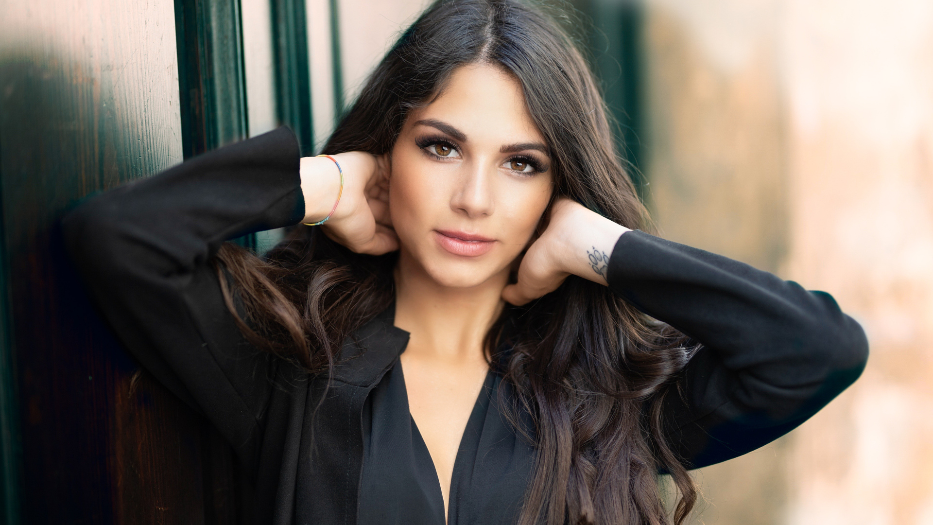 Красивая кареглазая девушка в черной рубашке 