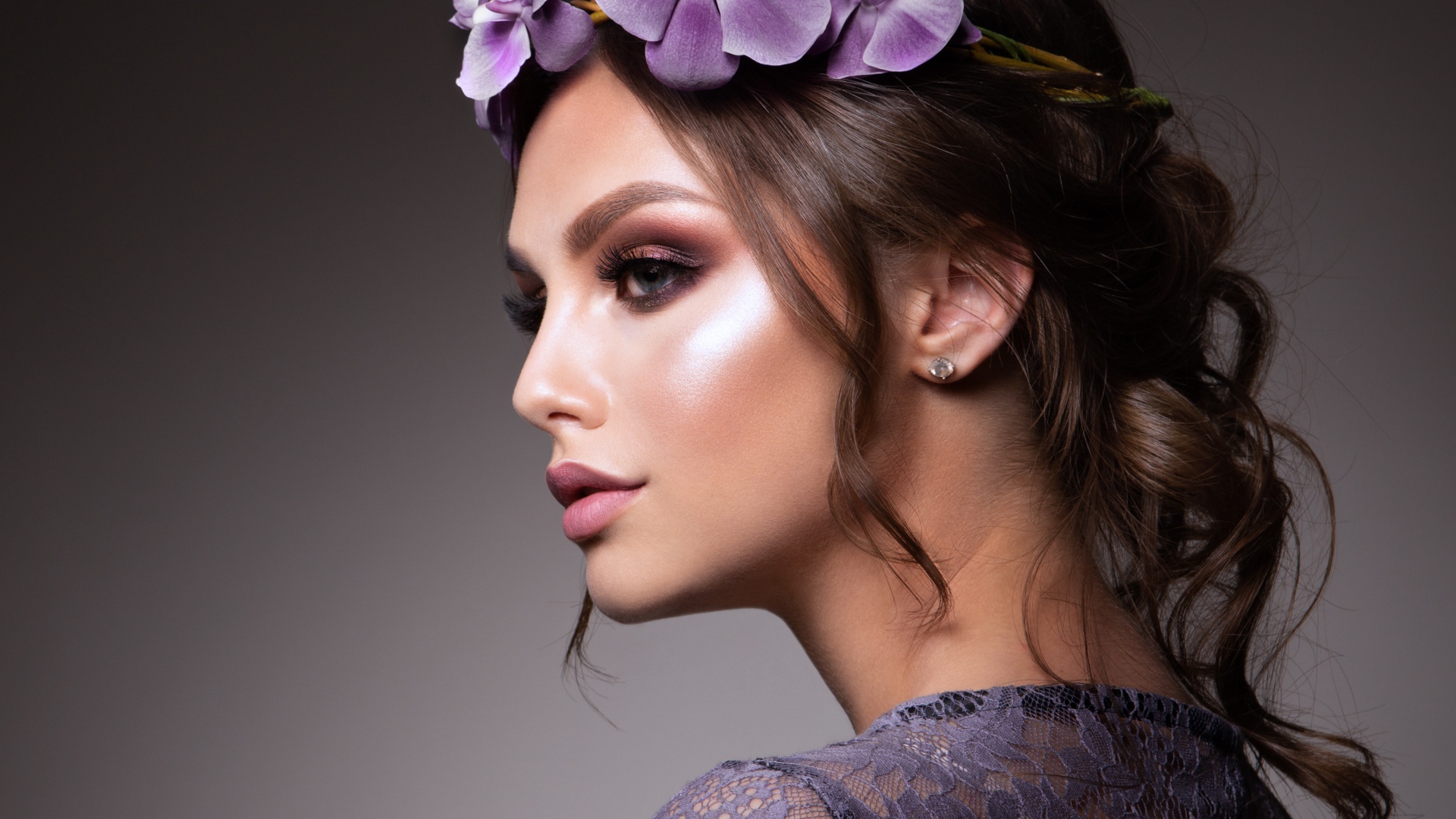 Красивая девушка шатенка с венком из орхидей 