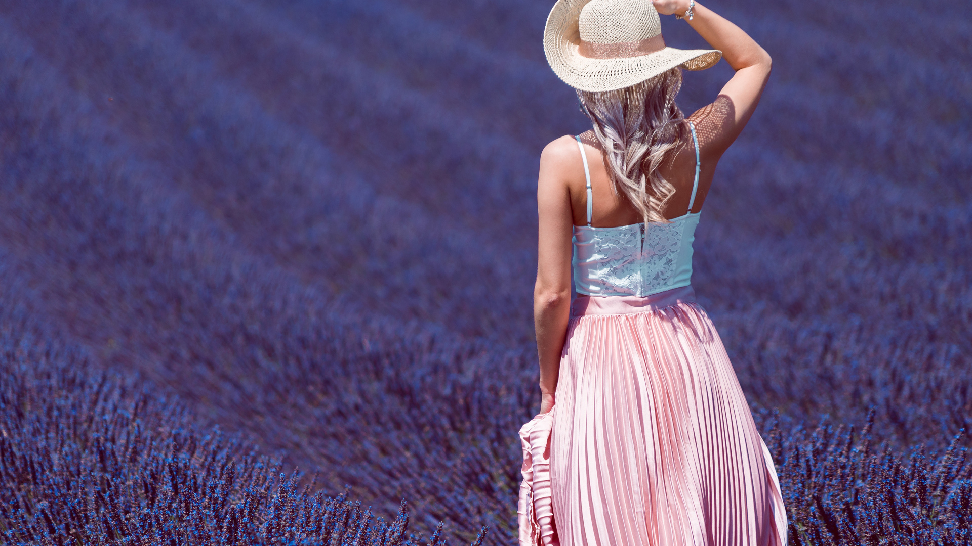 Красивая девушка в шляпе на лавандовом поле 