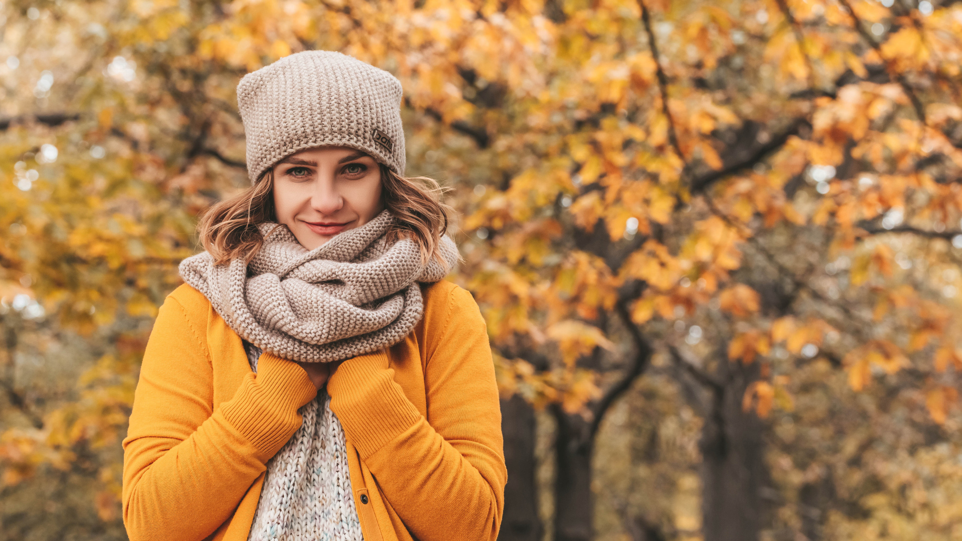 Красивая девушка в теплой кофте с шарфом