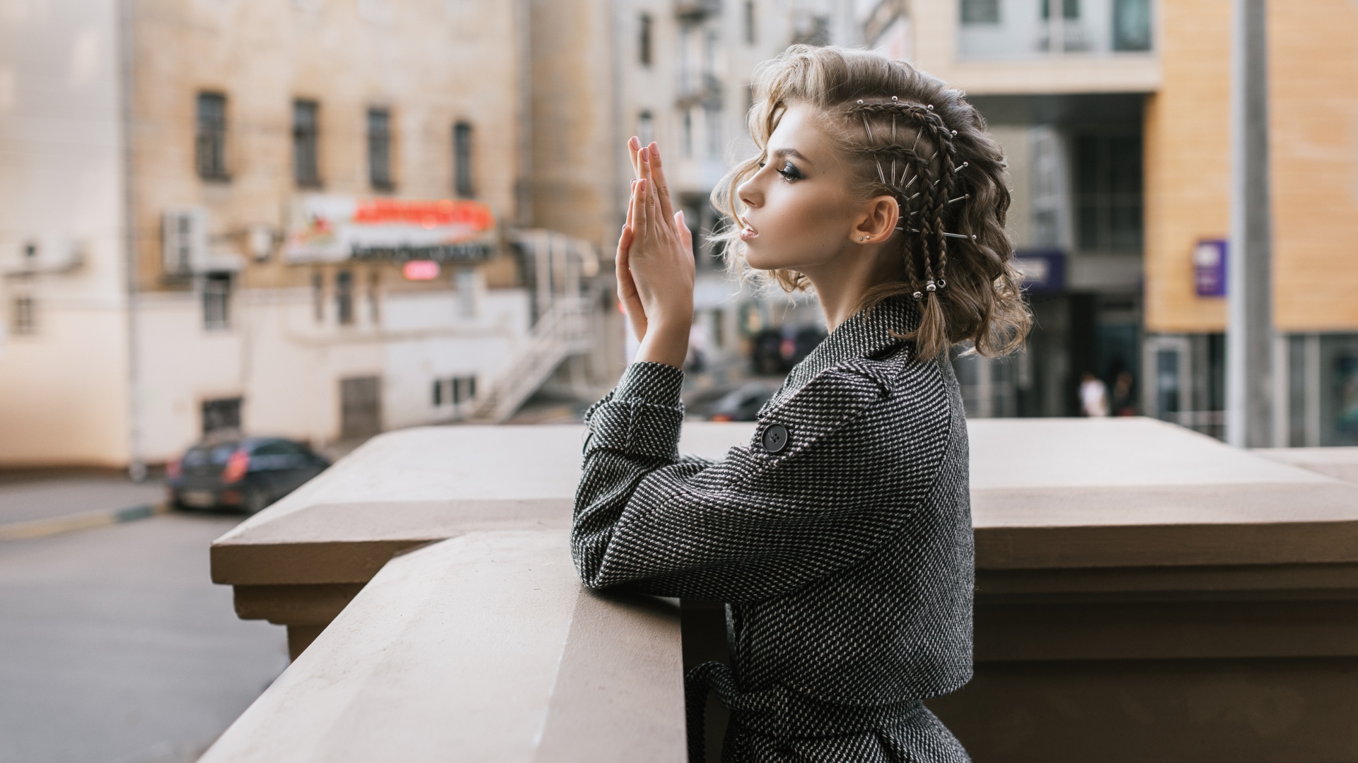 Красивая девушка с прической в сером пальто 