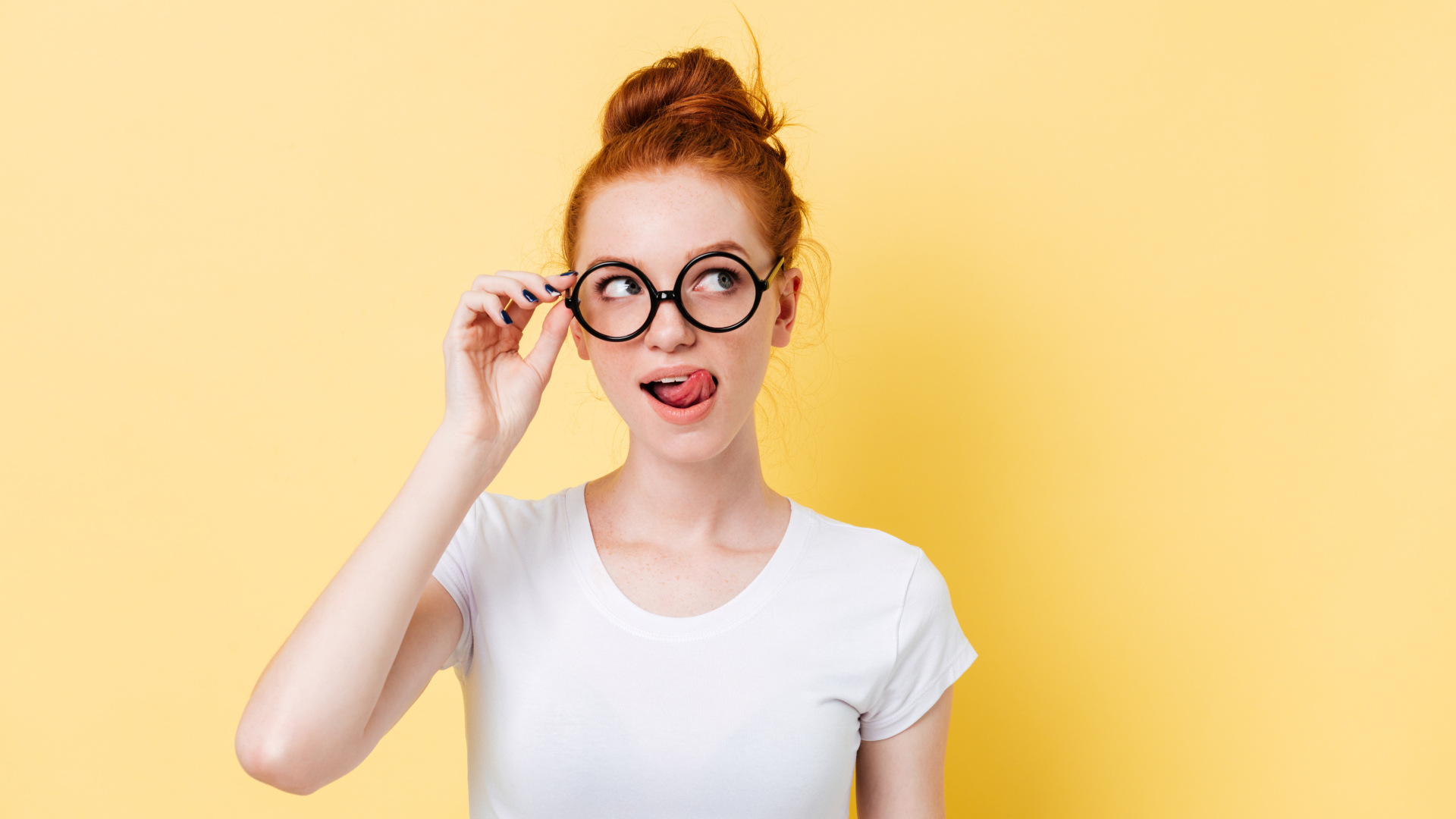 Красивая девушка в очках на желтом фоне 